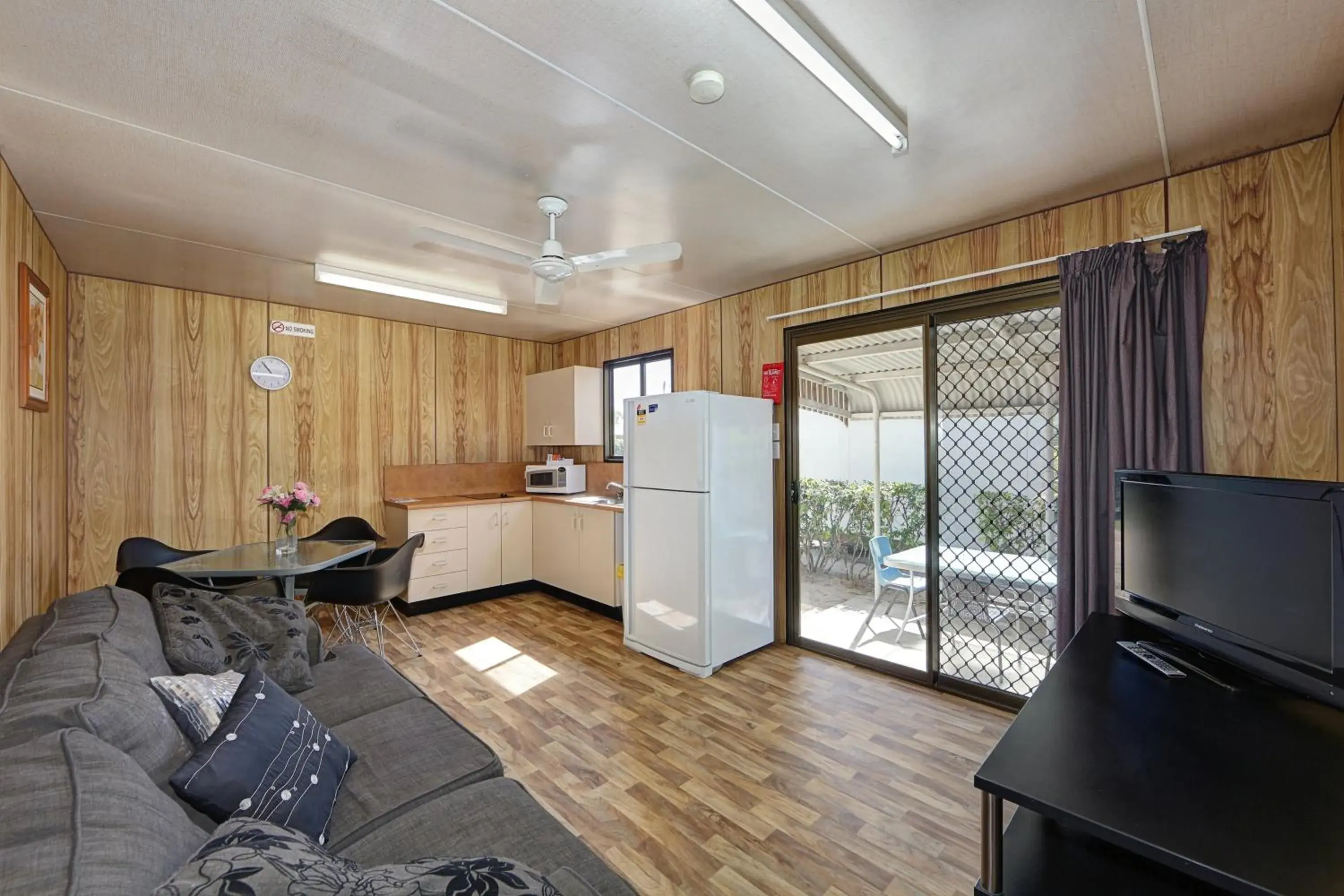 Ensuite Cabin in Alva Beach Tourist Park Ensuite Cabin in Alva Beach Tourist Park