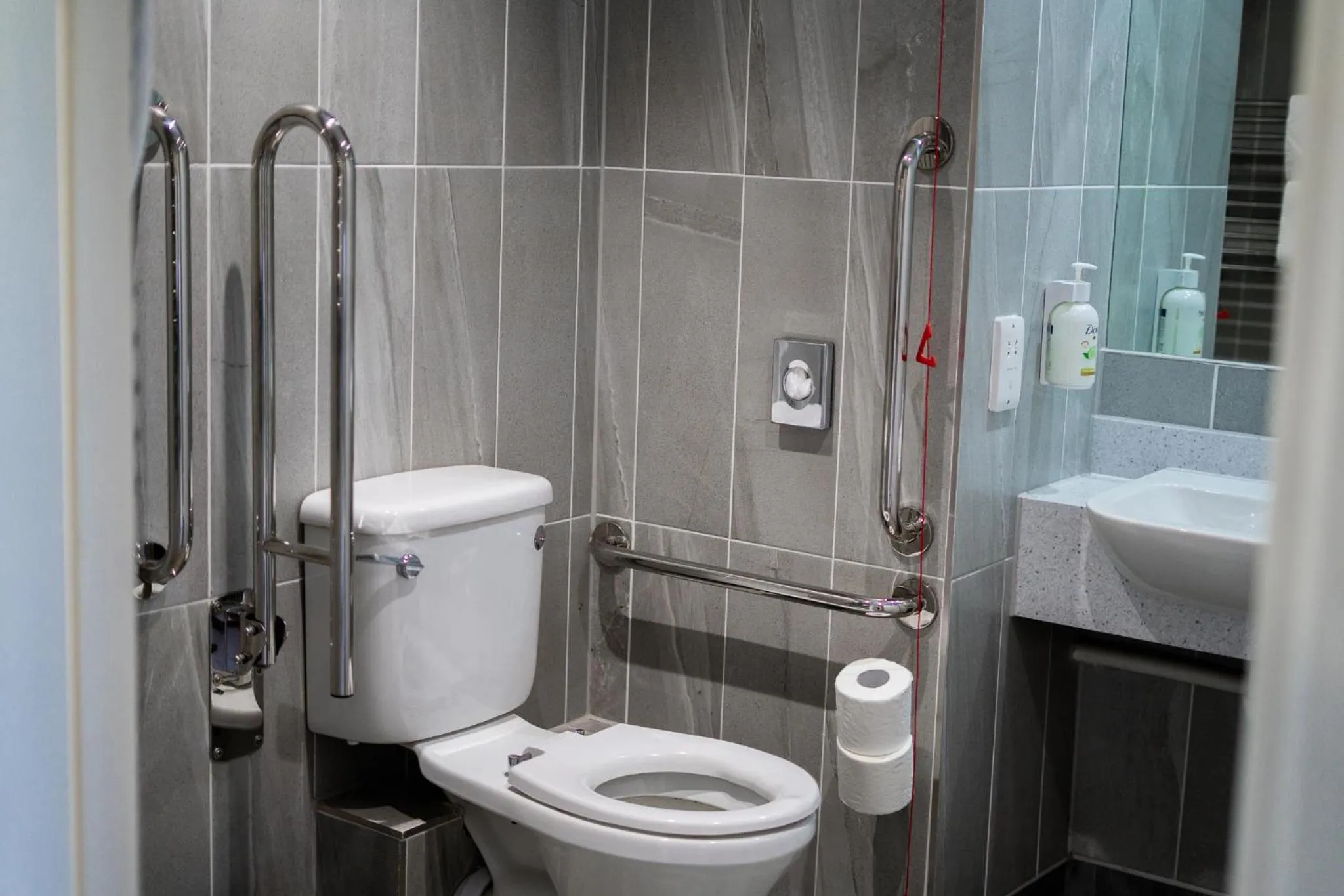 Bathroom in Wychwood Park Hotel and Golf Club