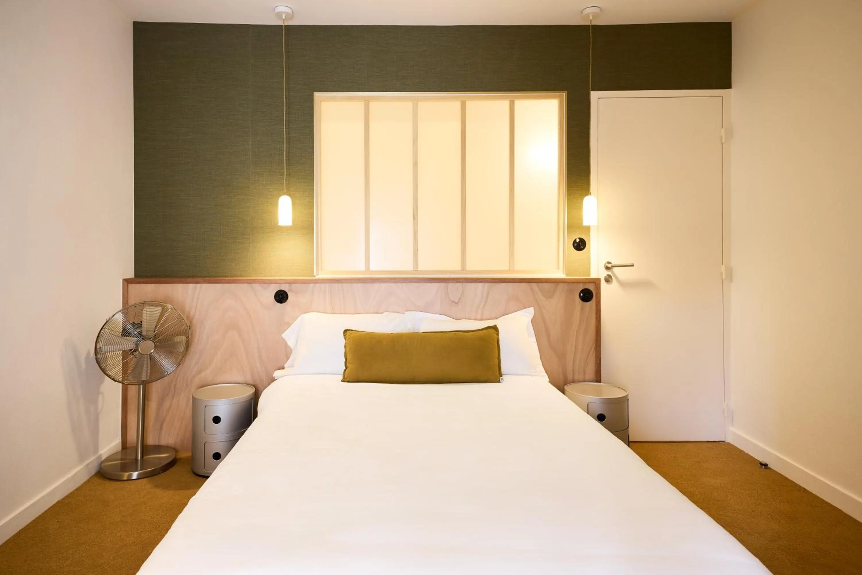 Photo of the whole room, Bed in Hôtel Henri IV