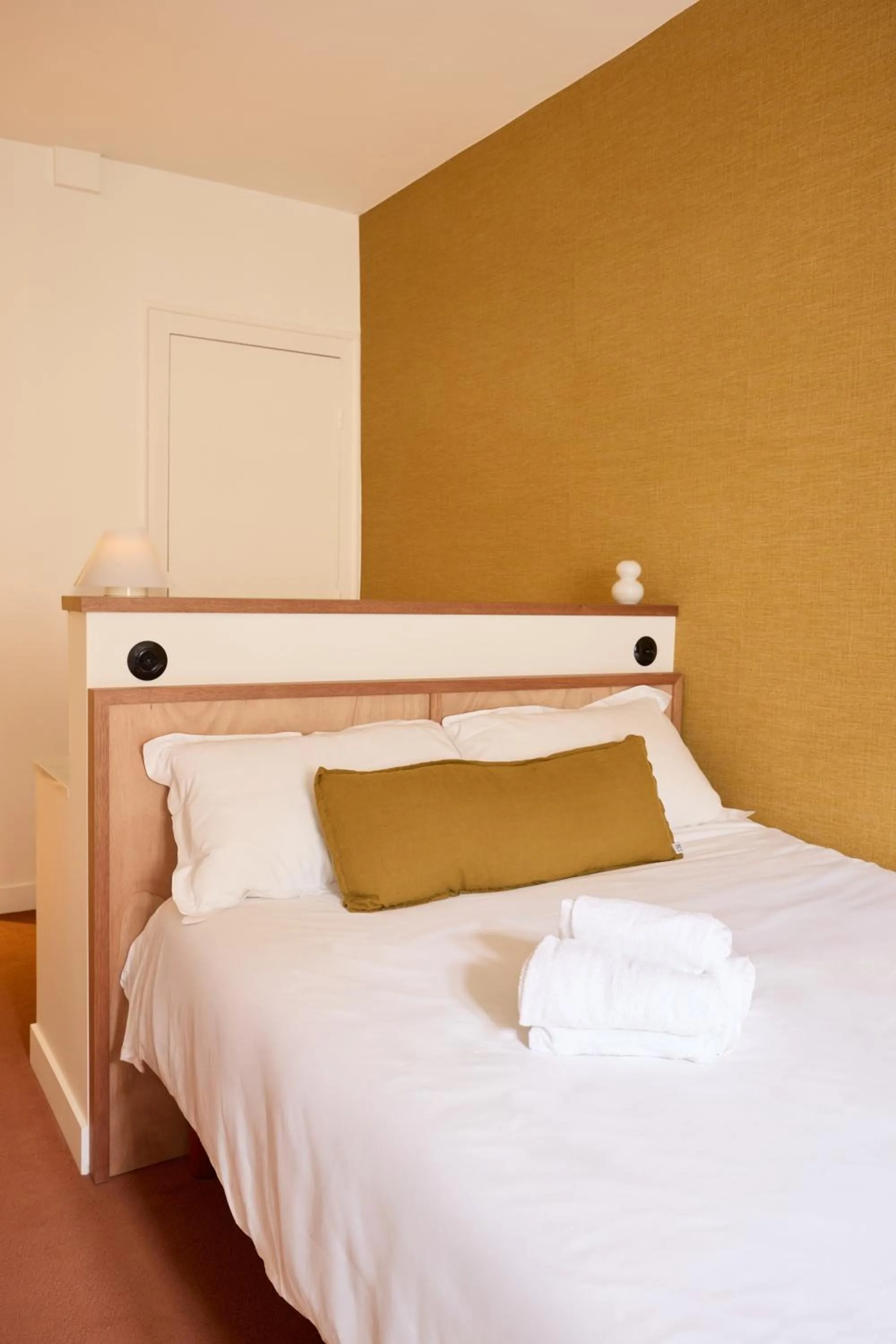 Photo of the whole room, Bed in Hôtel Henri IV