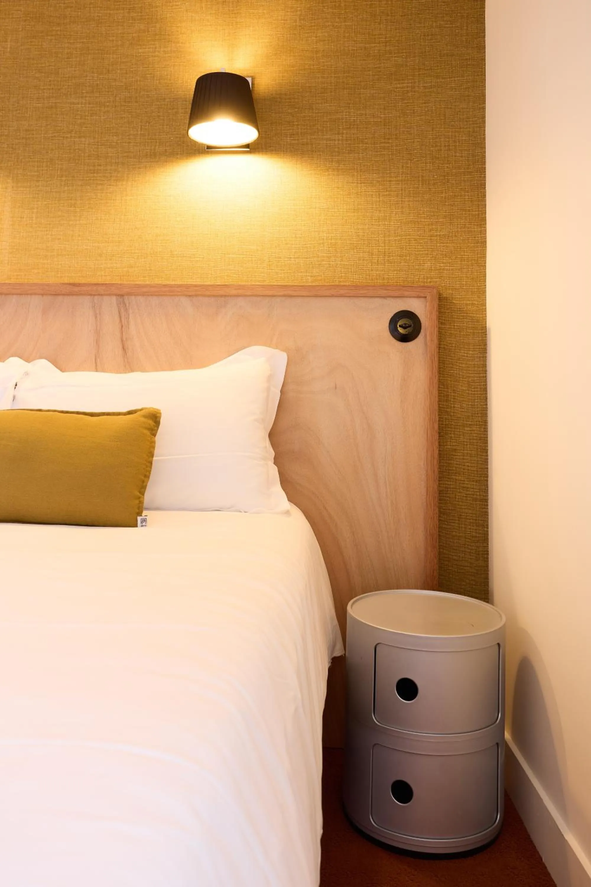 Photo of the whole room, Bed in Hôtel Henri IV