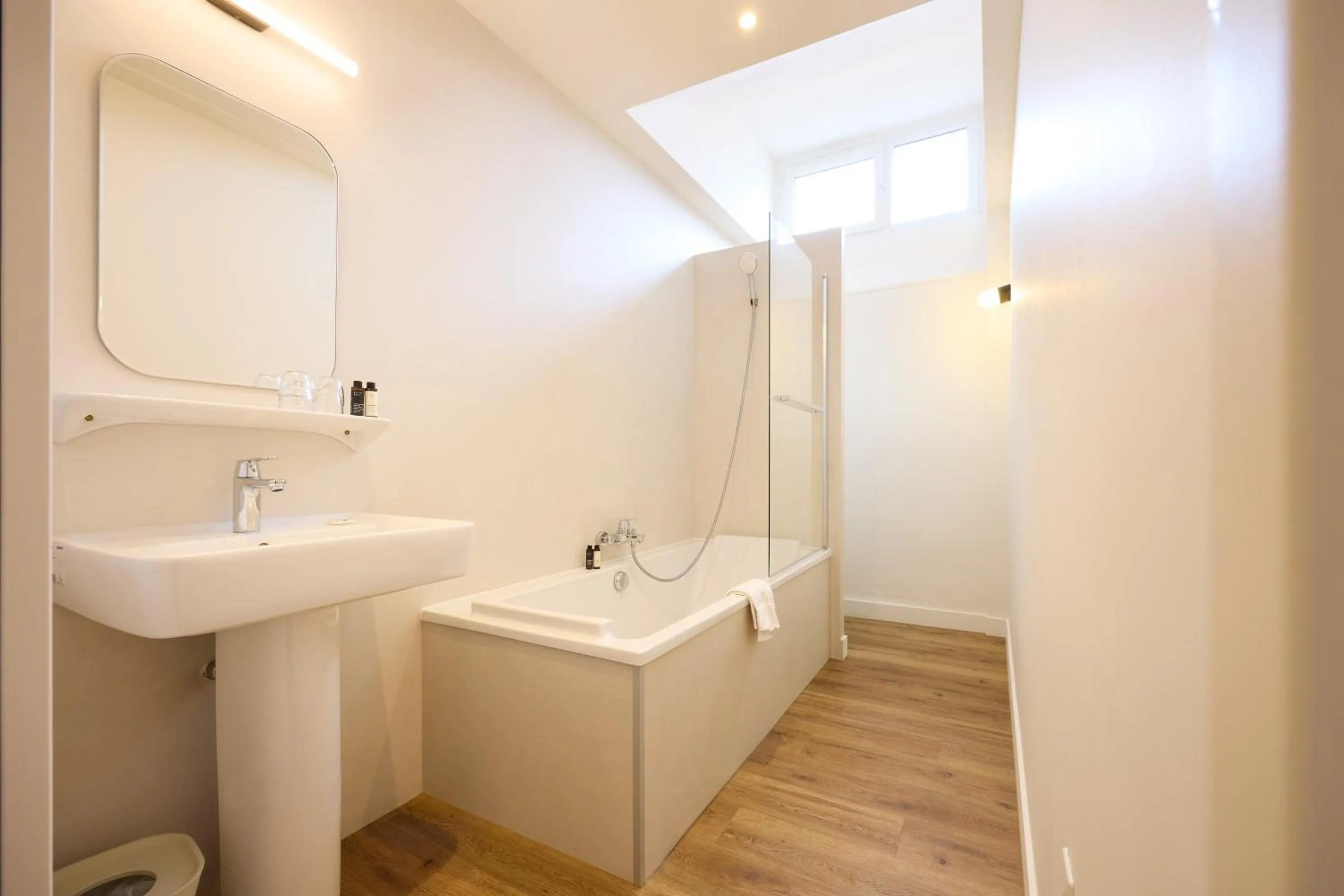 Bathroom in Hôtel Henri IV