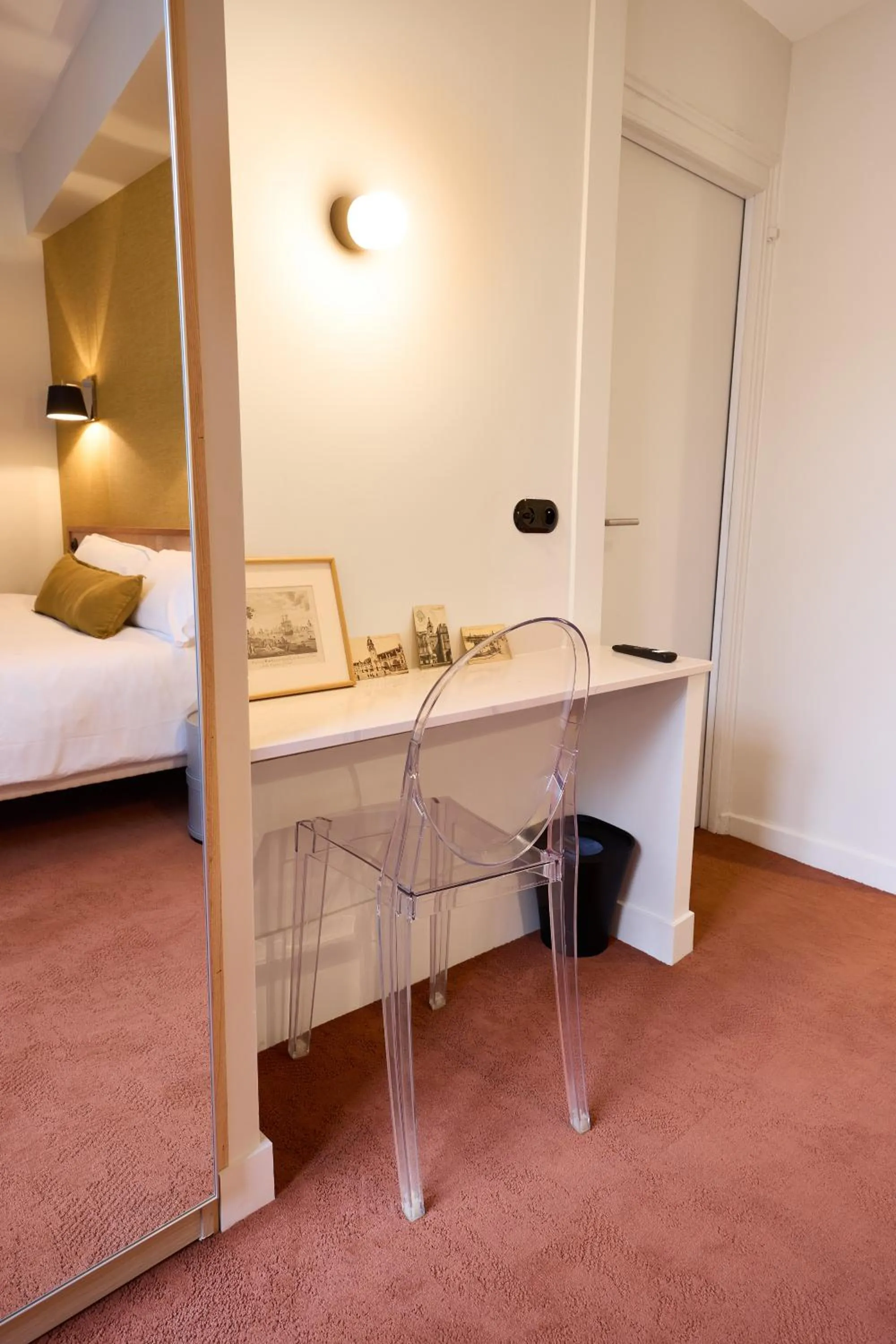 Photo of the whole room, Bed in Hôtel Henri IV