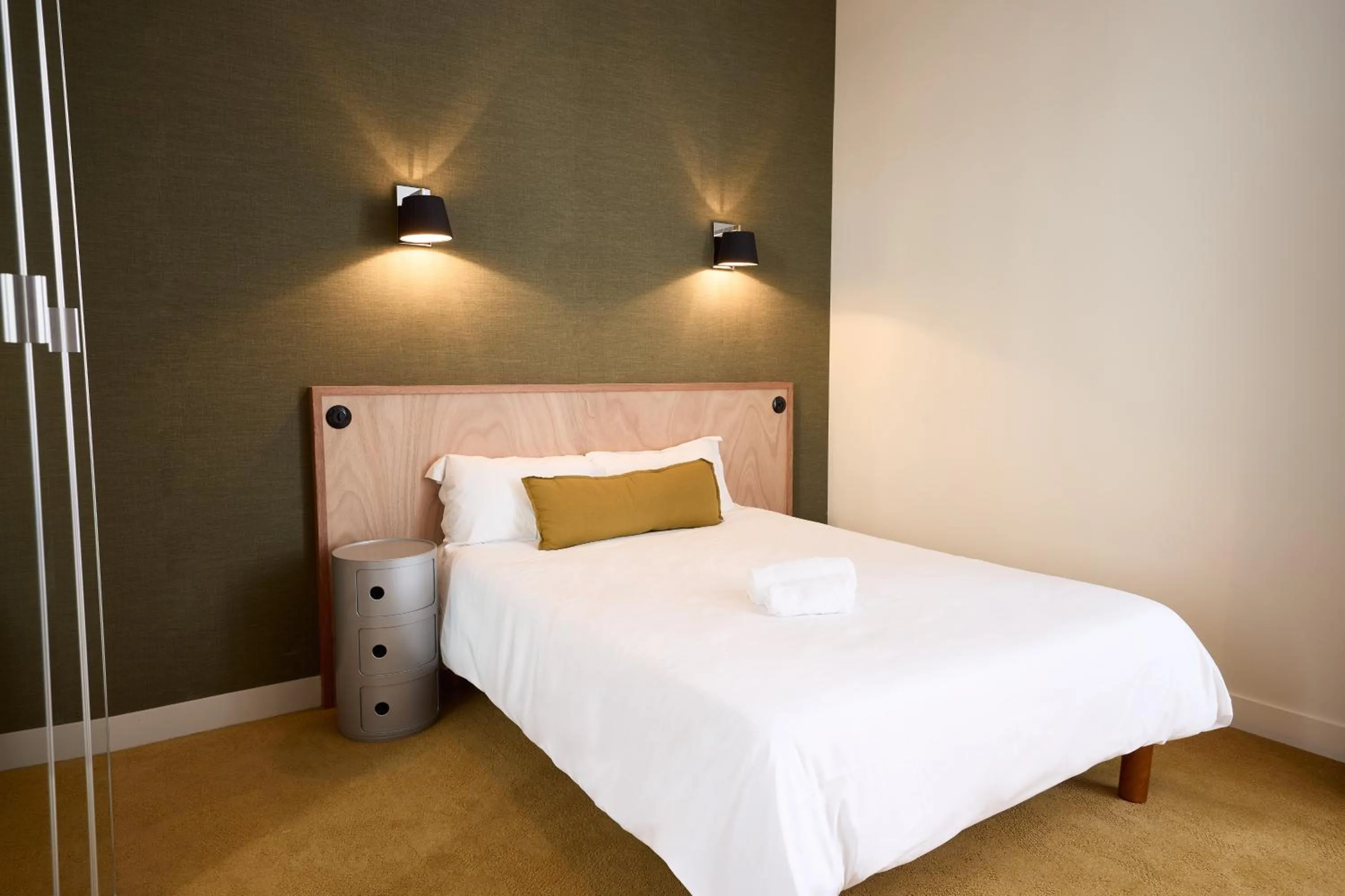 Photo of the whole room, Bed in Hôtel Henri IV