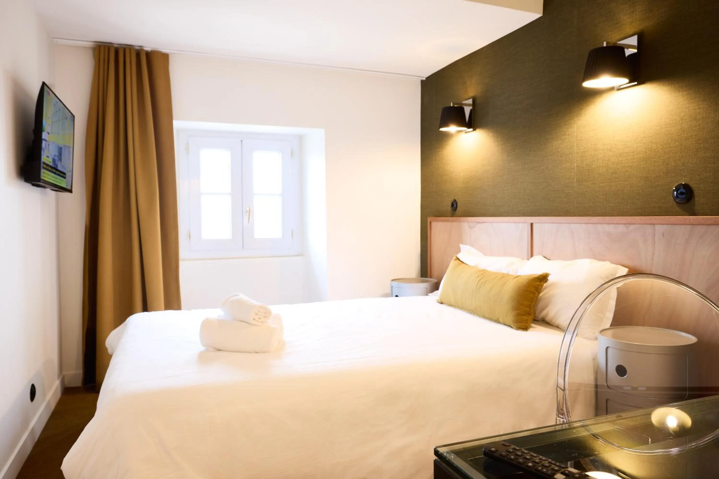 Photo of the whole room, Bed in Hôtel Henri IV