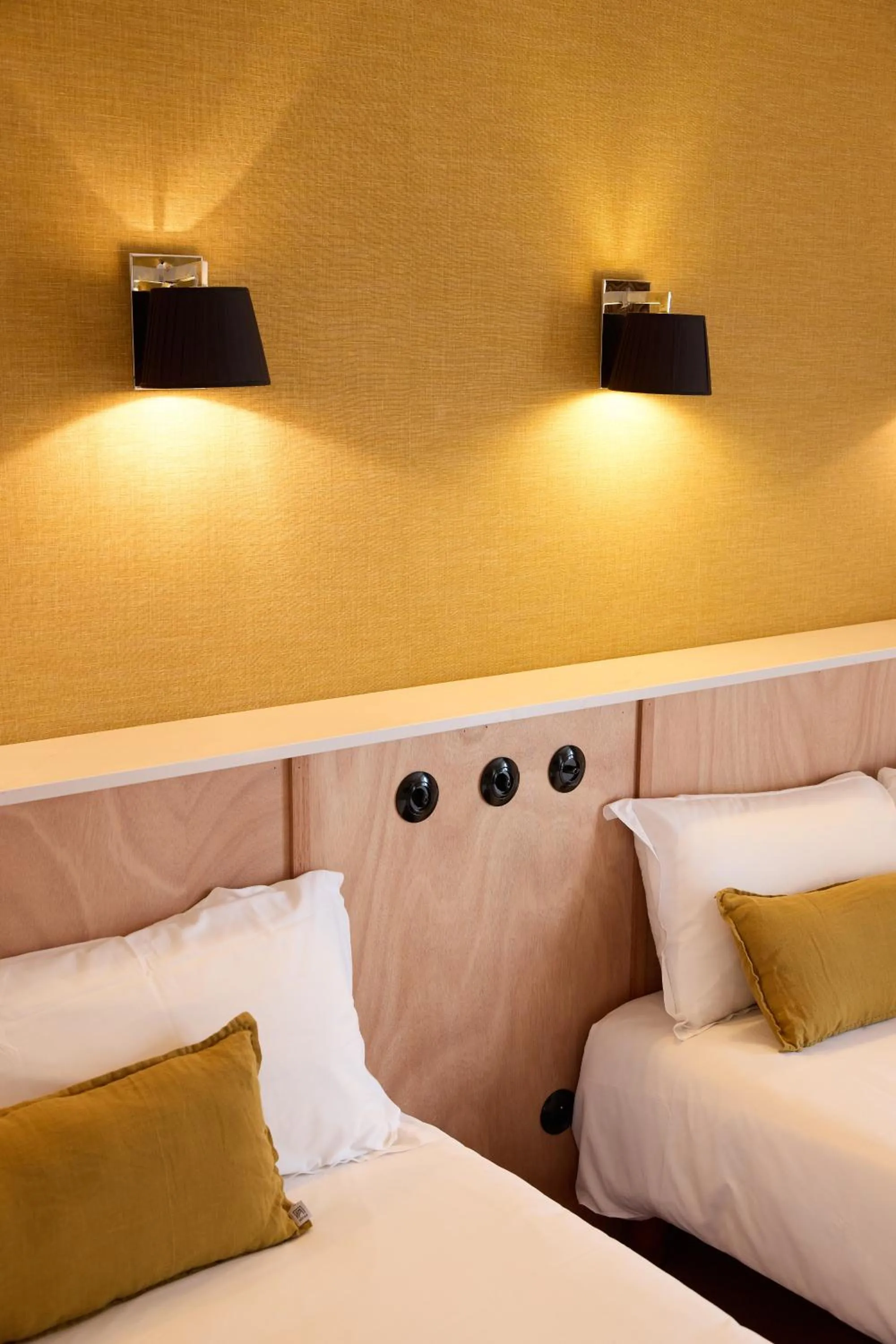 Photo of the whole room, Bed in Hôtel Henri IV