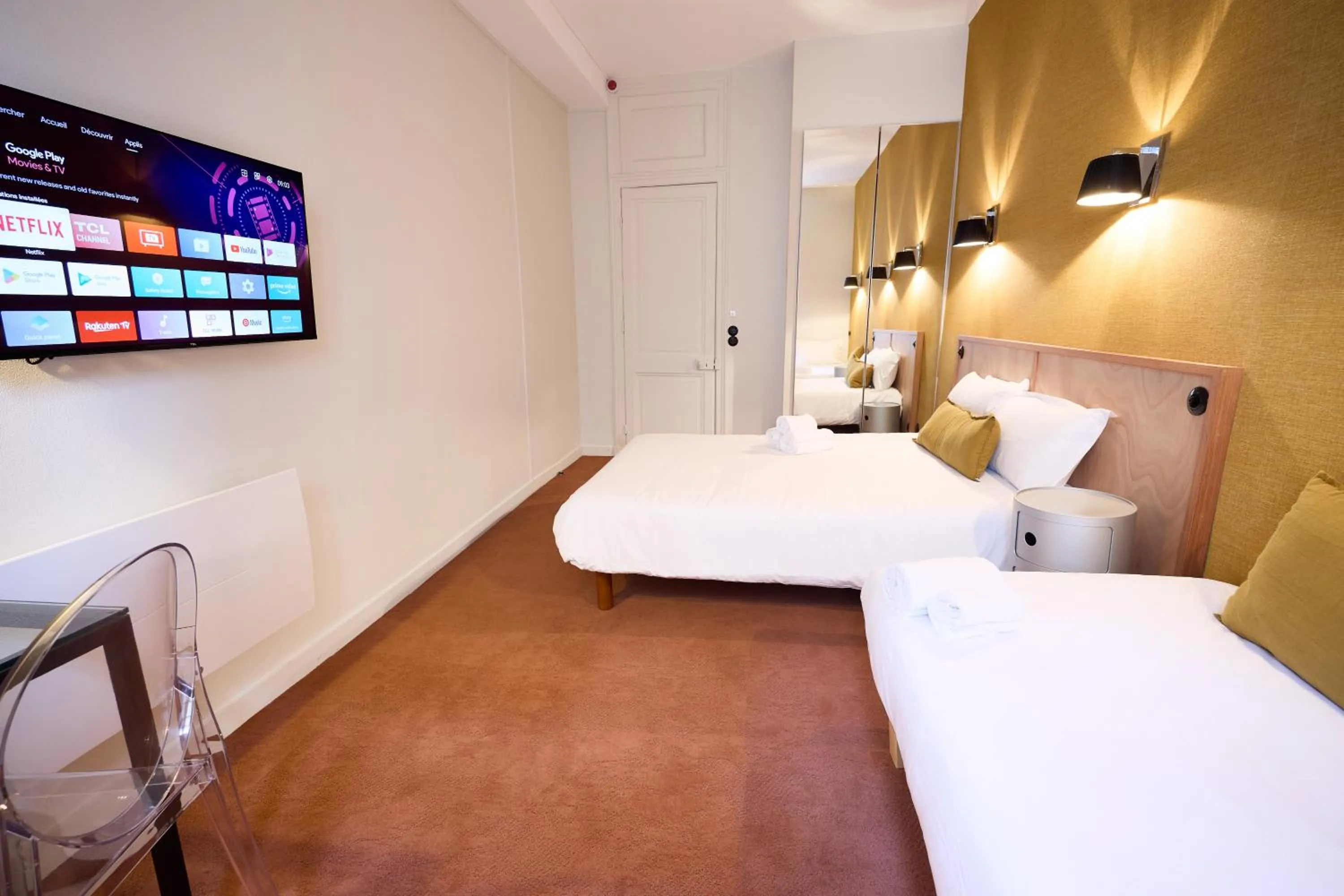 Photo of the whole room, Bed in Hôtel Henri IV