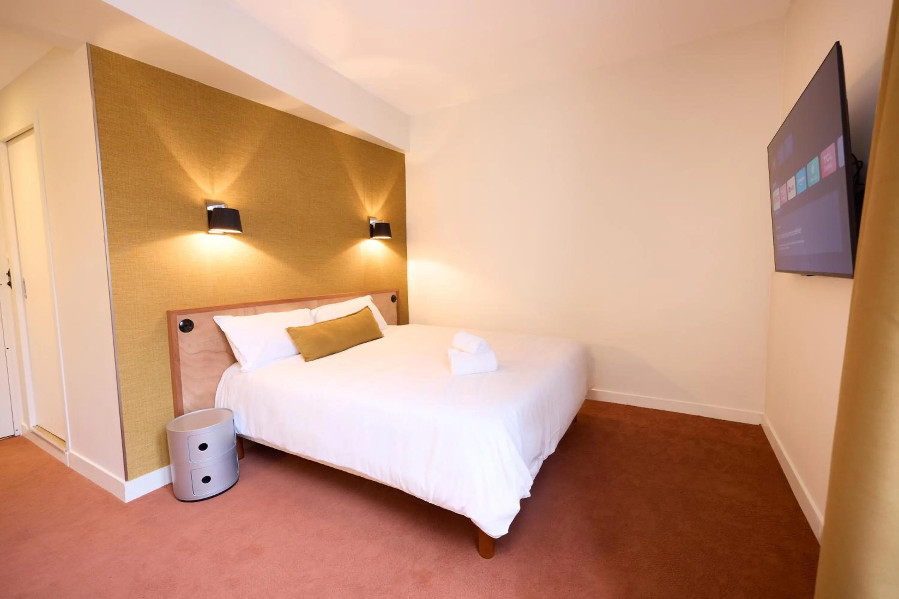 Photo of the whole room, Bed in Hôtel Henri IV