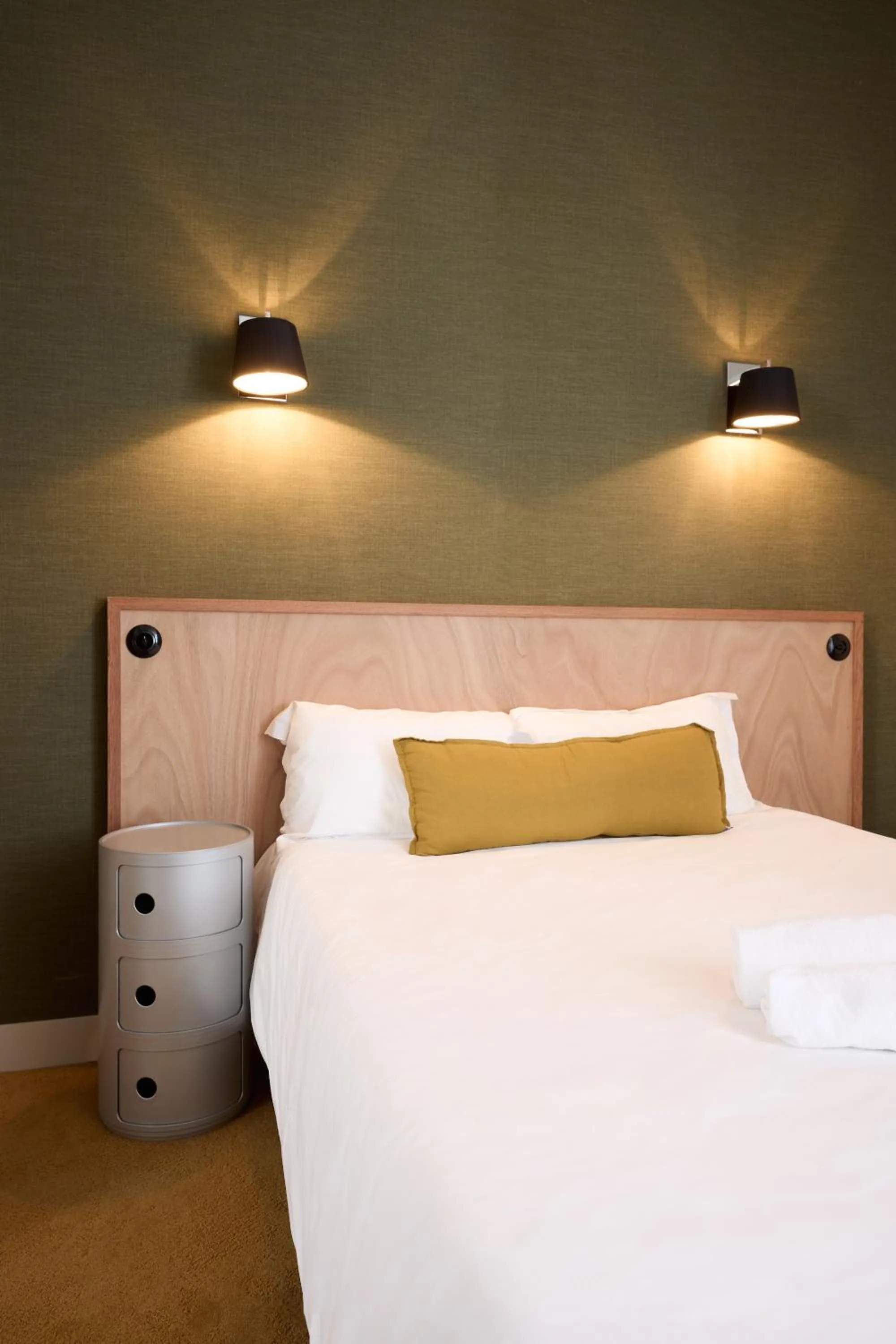 Photo of the whole room, Bed in Hôtel Henri IV