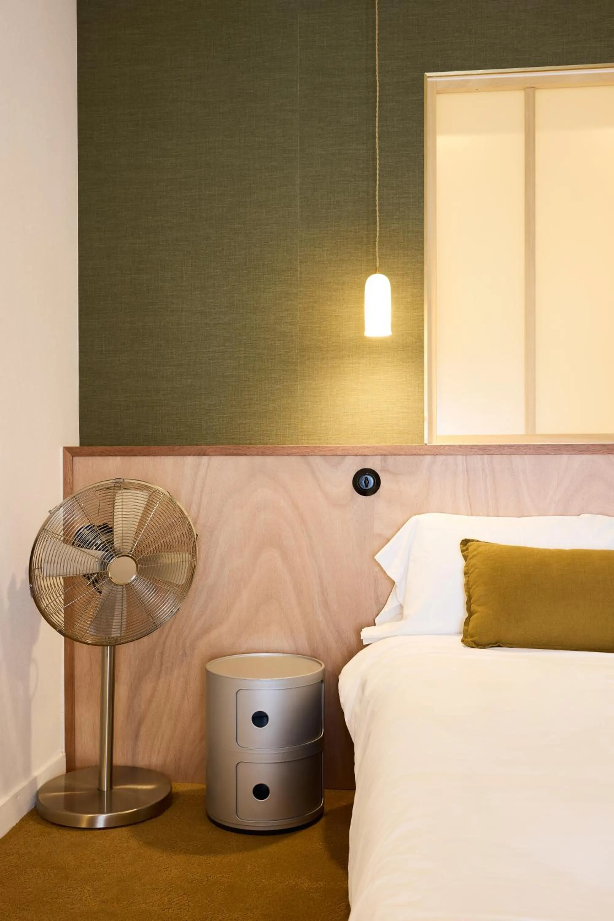 Photo of the whole room, Bed in Hôtel Henri IV