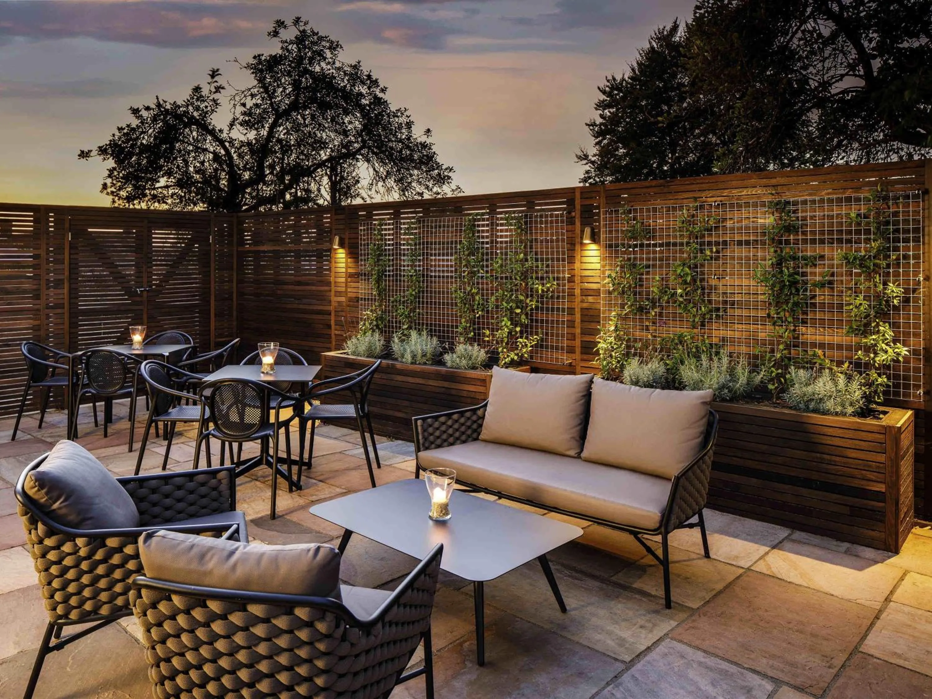 Lounge or bar in Mercure Oxford Hawkwell House Hotel