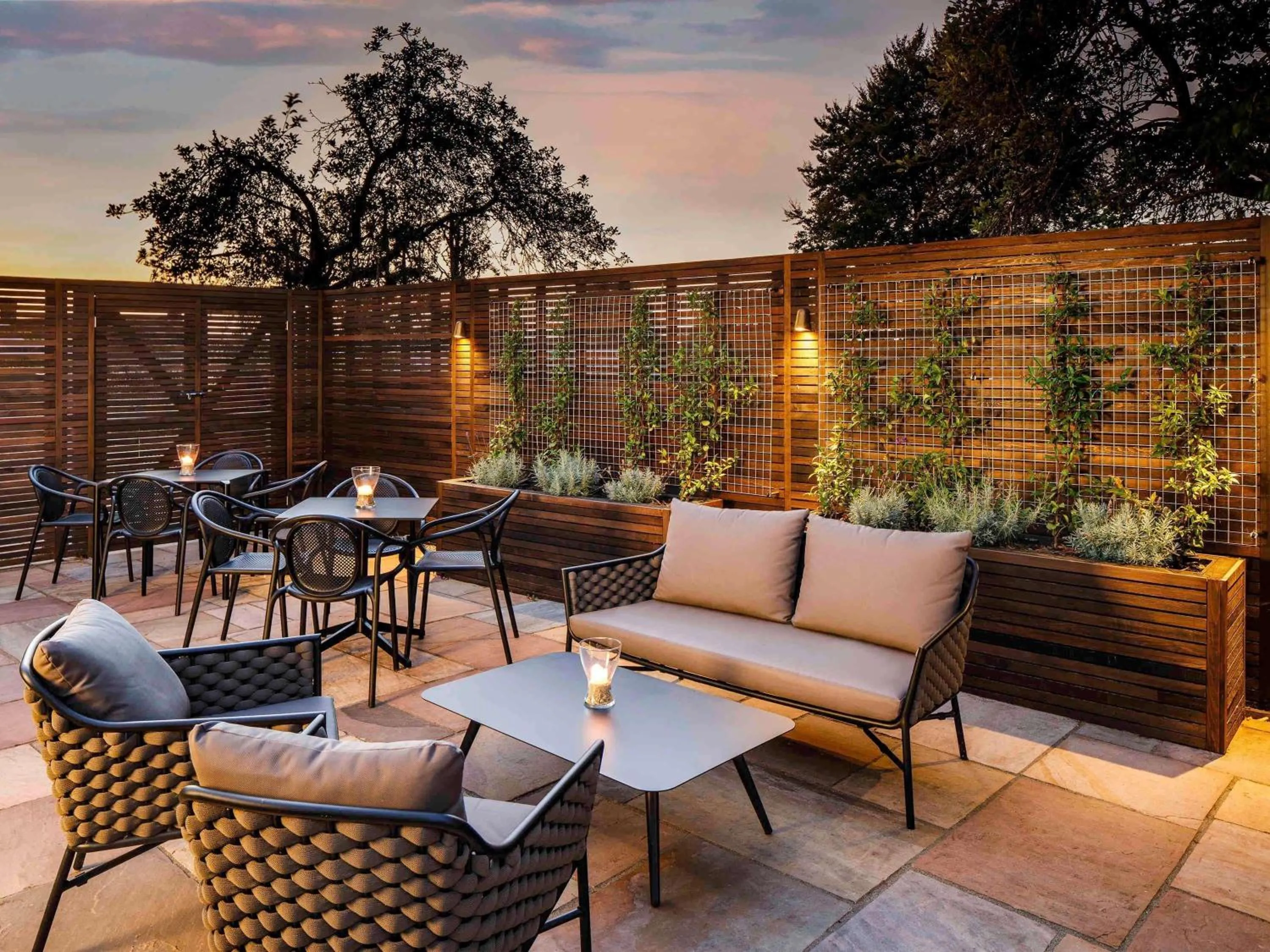 Lounge or bar in Mercure Oxford Hawkwell House Hotel