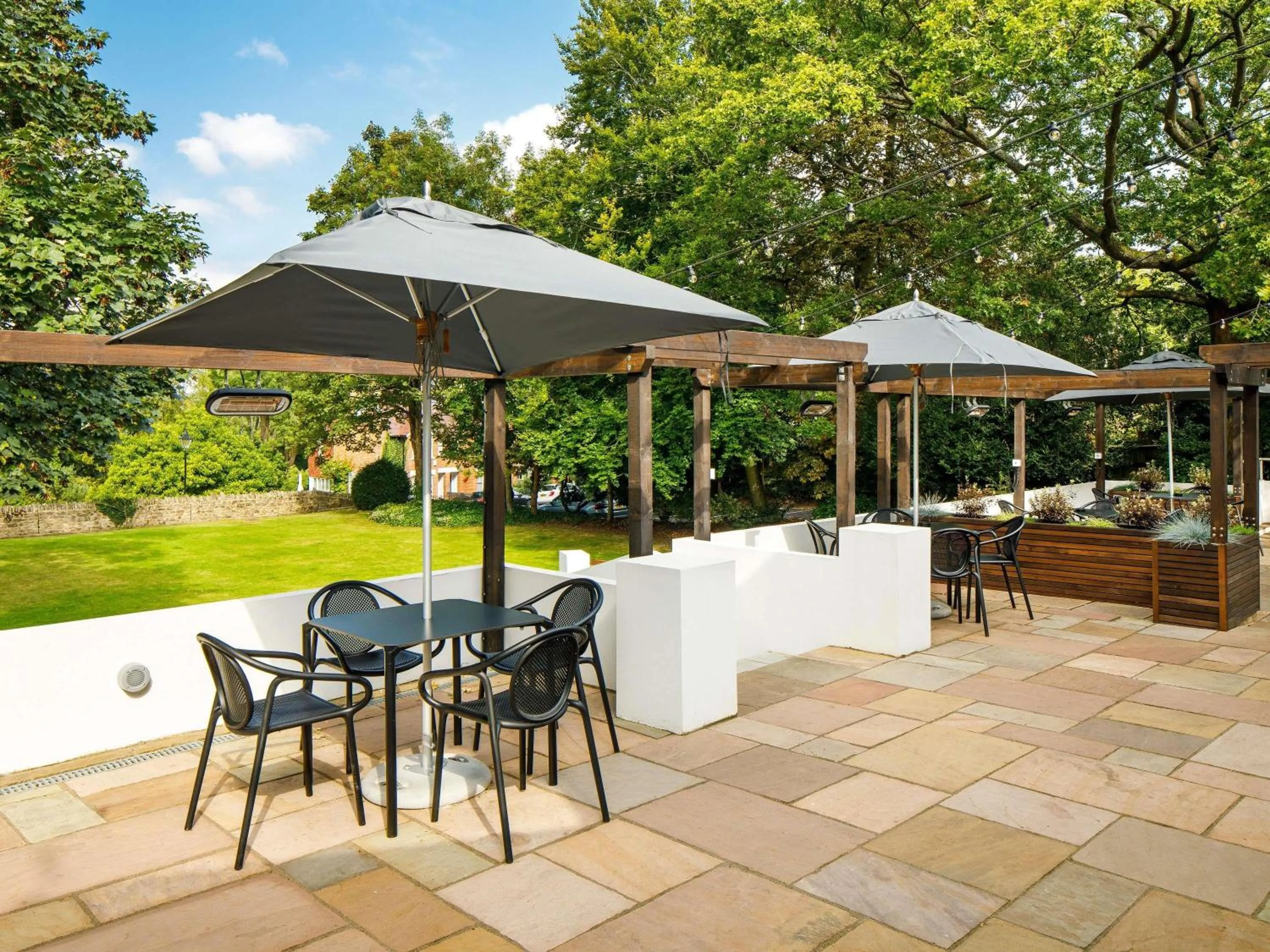 Lounge or bar in Mercure Oxford Hawkwell House Hotel