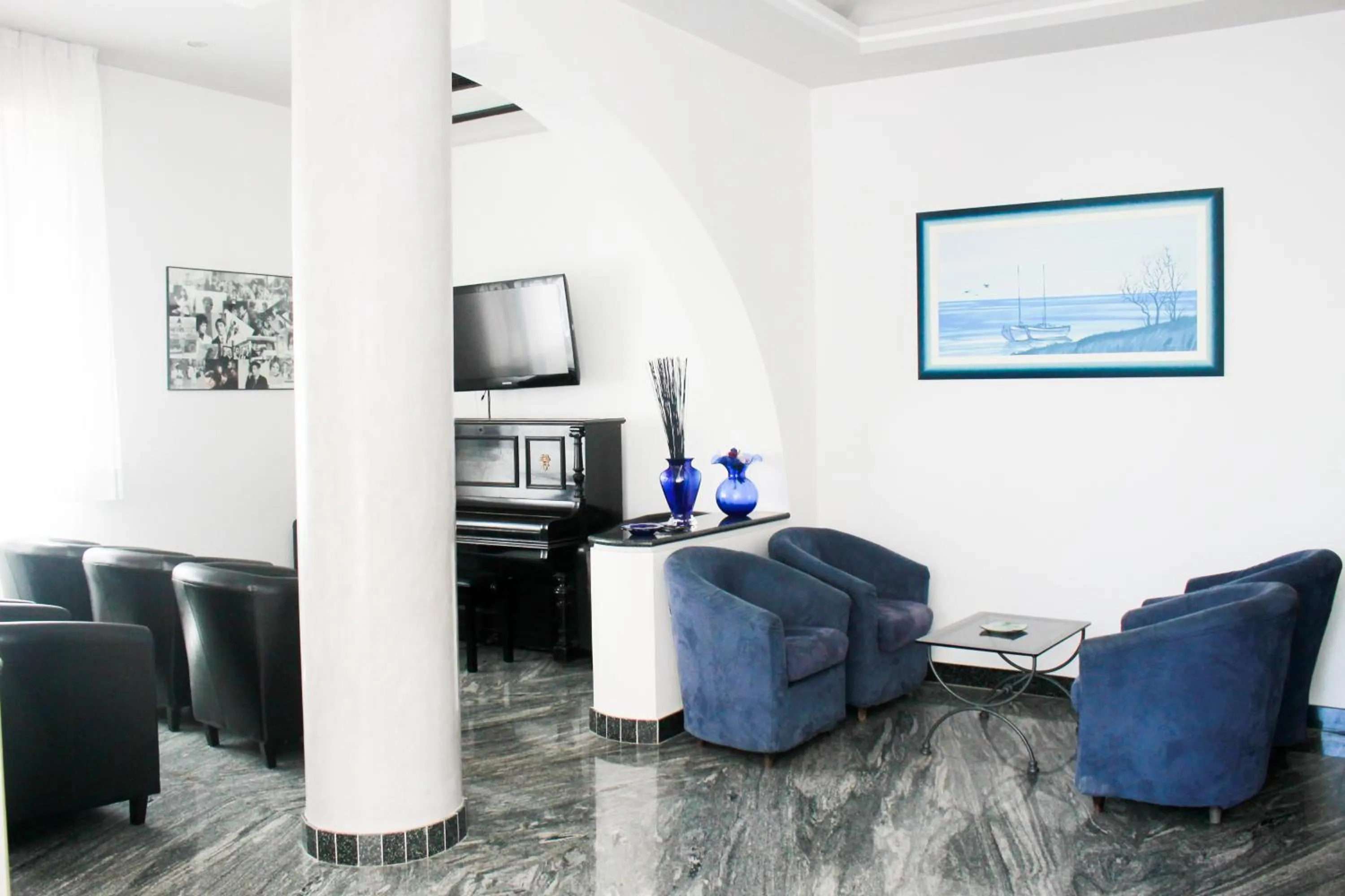 Communal lounge/ TV room in Hotel Della Motta