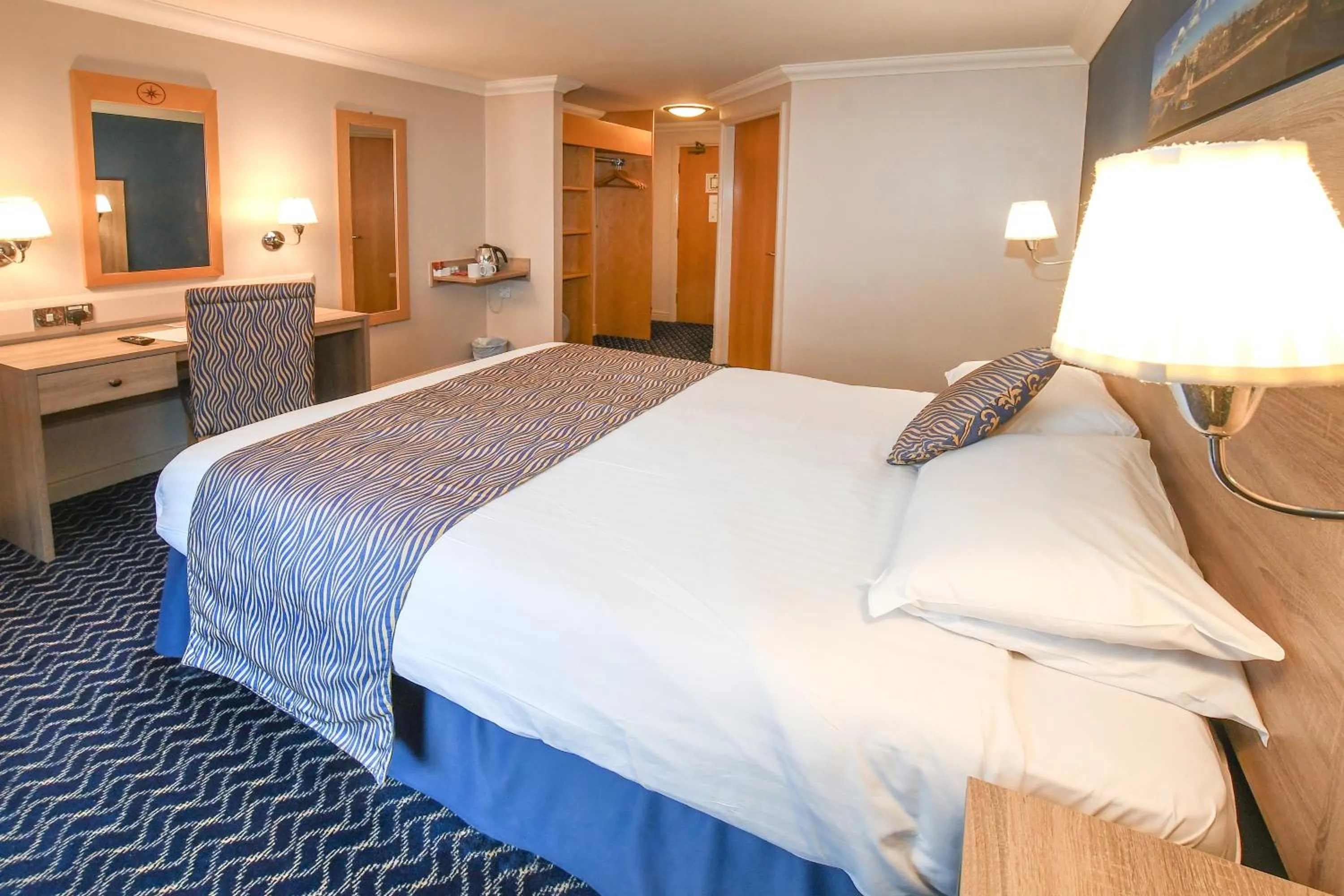 Bed in The Queens Hotel & Victoria Cloisters Apartments