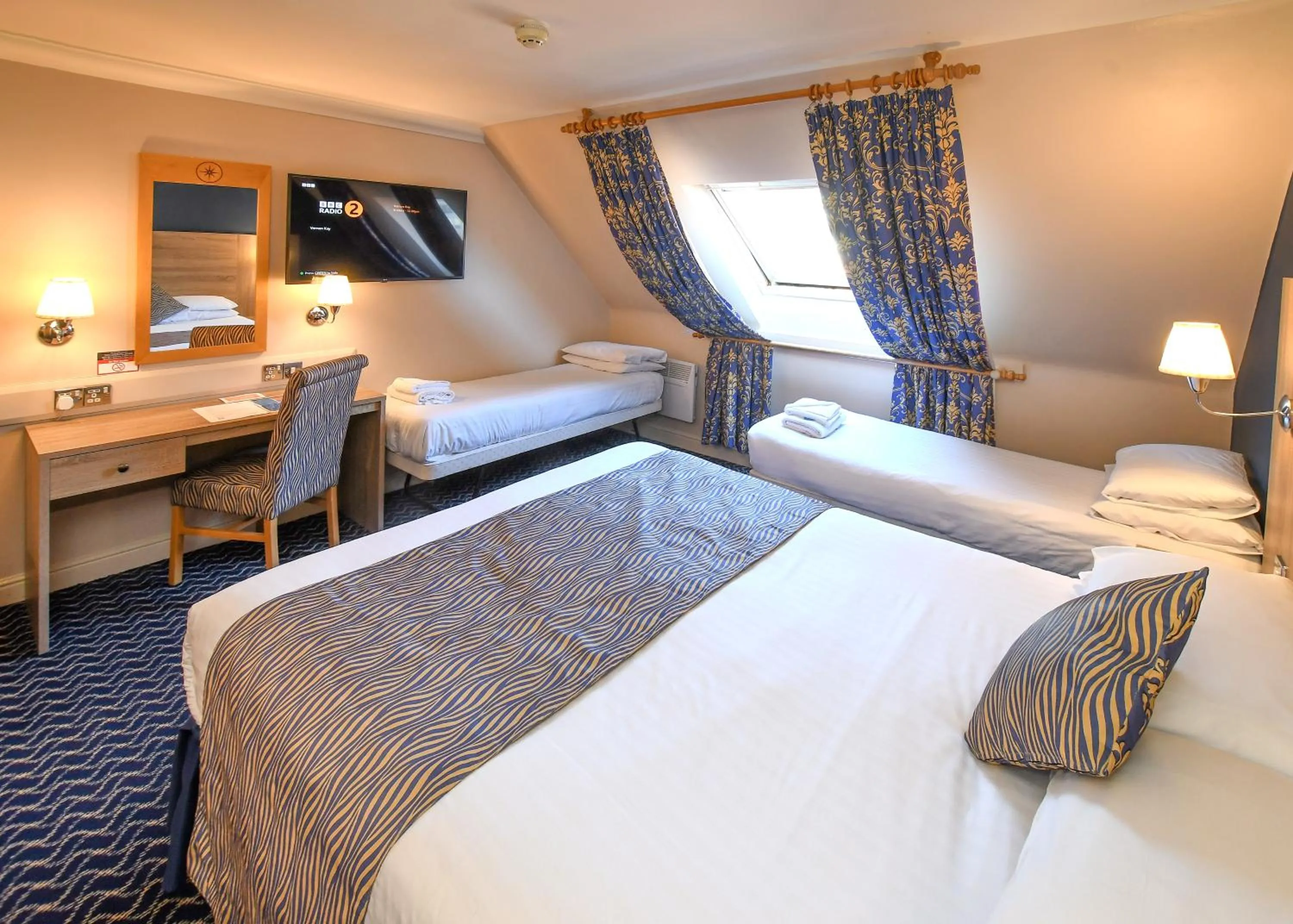 Bed in The Queens Hotel & Victoria Cloisters Apartments