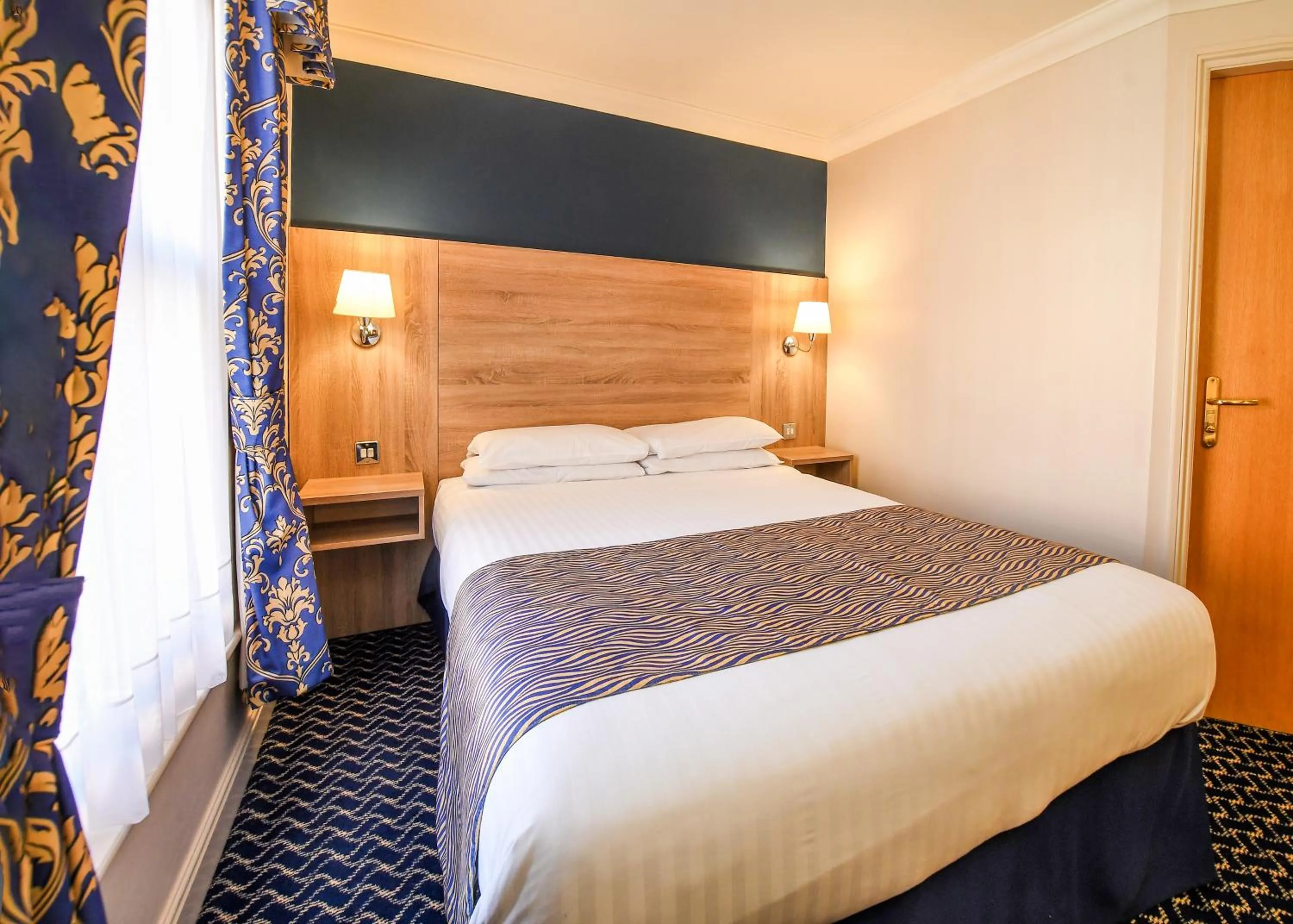 Bed in The Queens Hotel & Victoria Cloisters Apartments