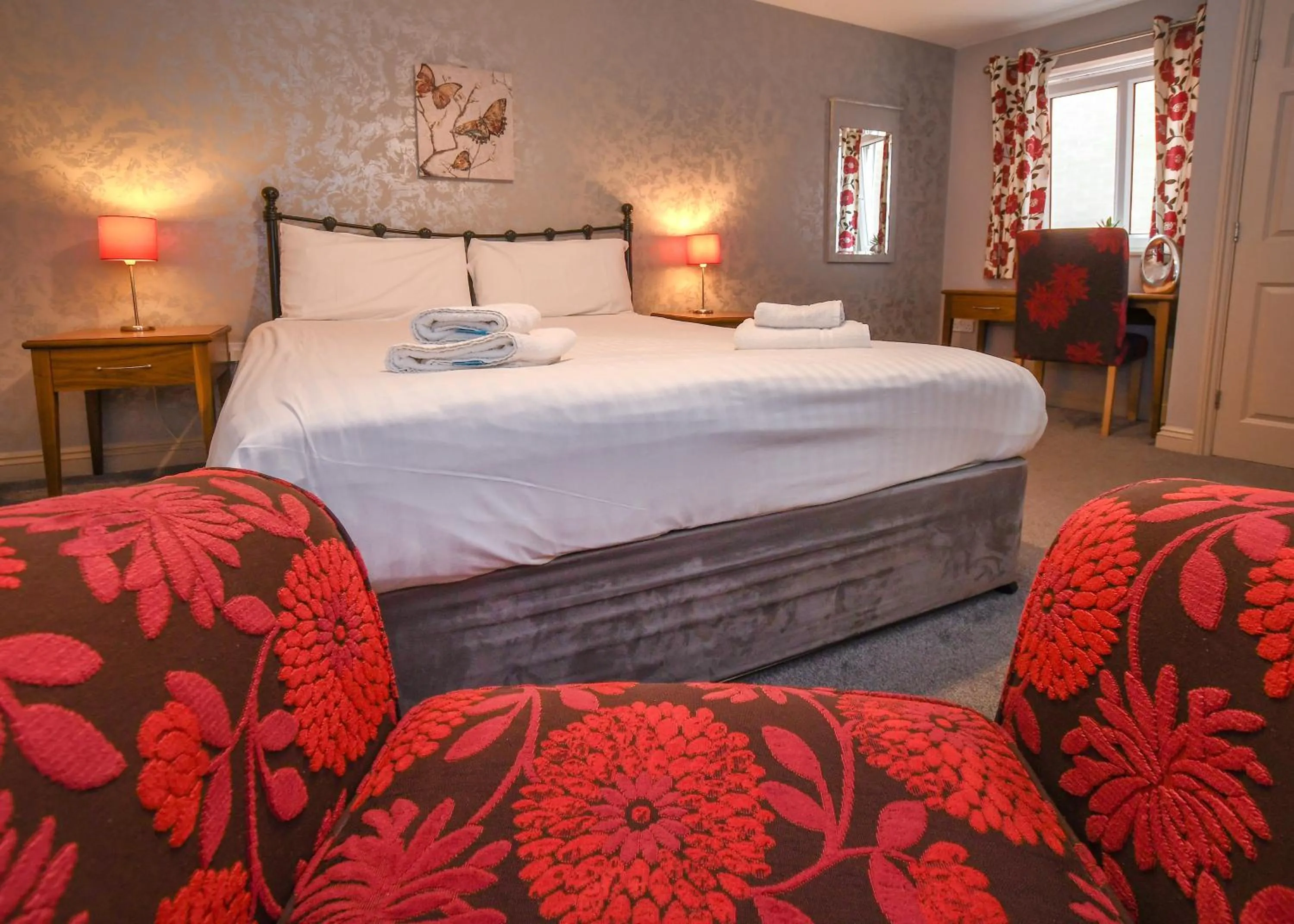 Bedroom, Bed in The Queens Hotel & Victoria Cloisters Apartments