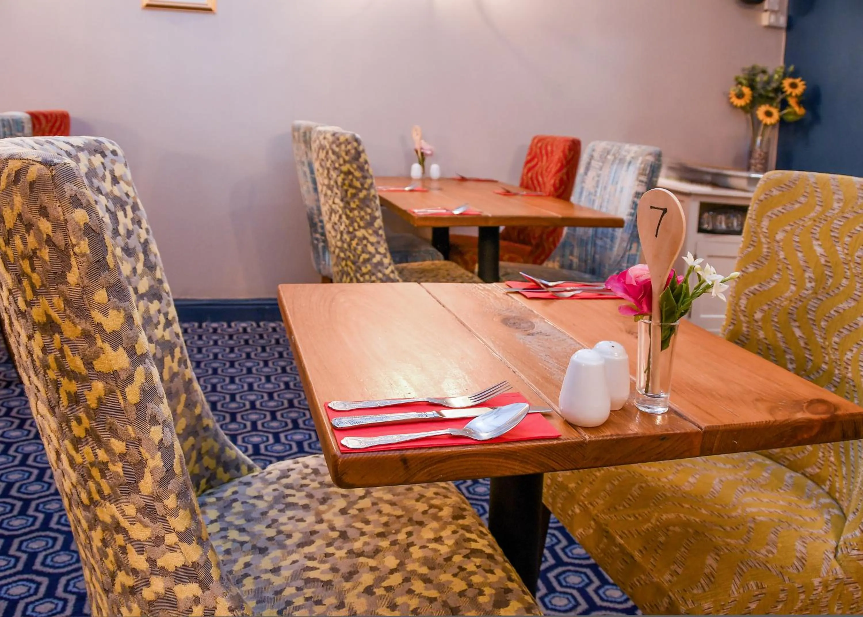 Restaurant/places to eat in The Queens Hotel & Victoria Cloisters Apartments