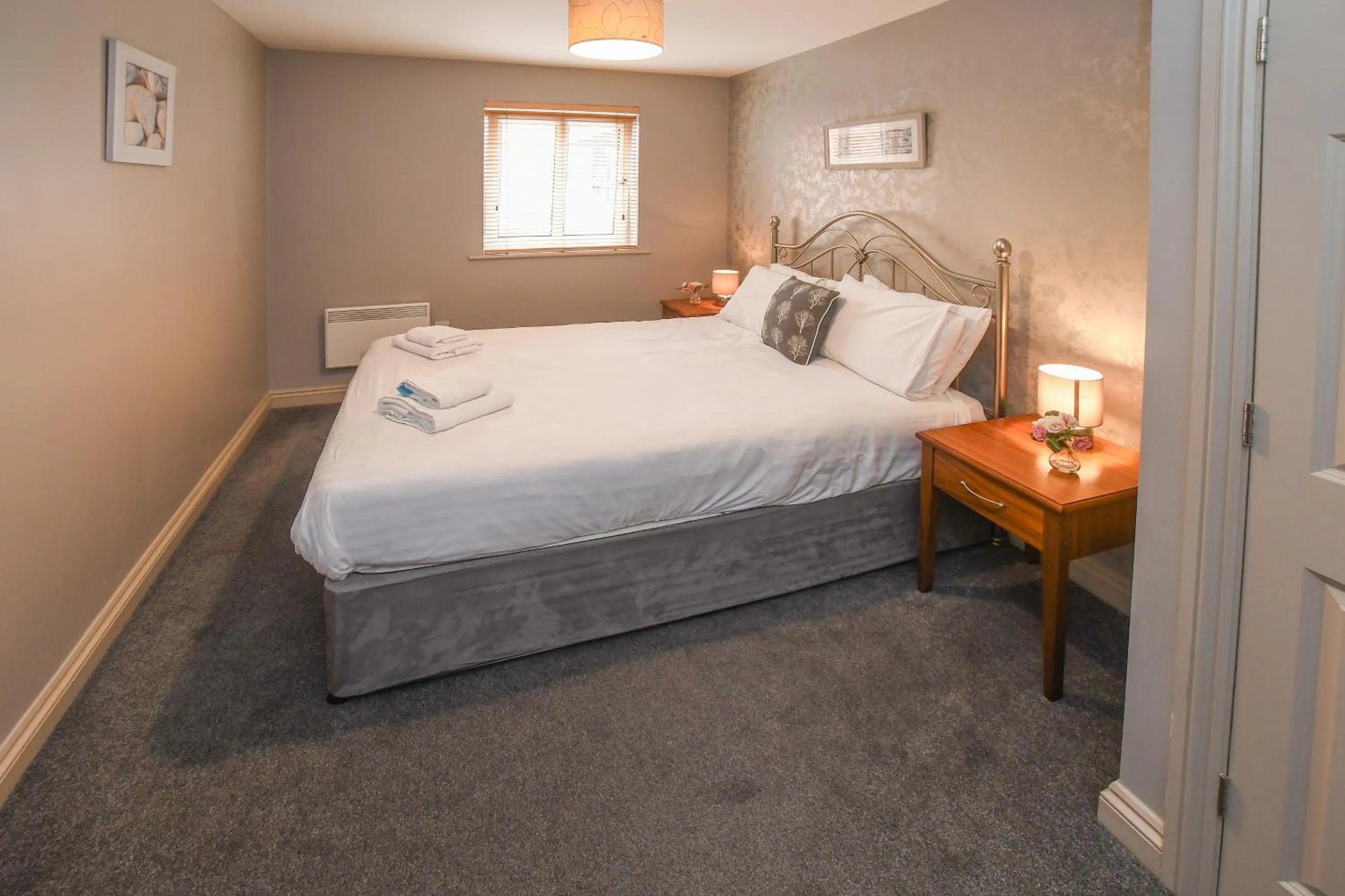 towels, Bed in The Queens Hotel & Victoria Cloisters Apartments