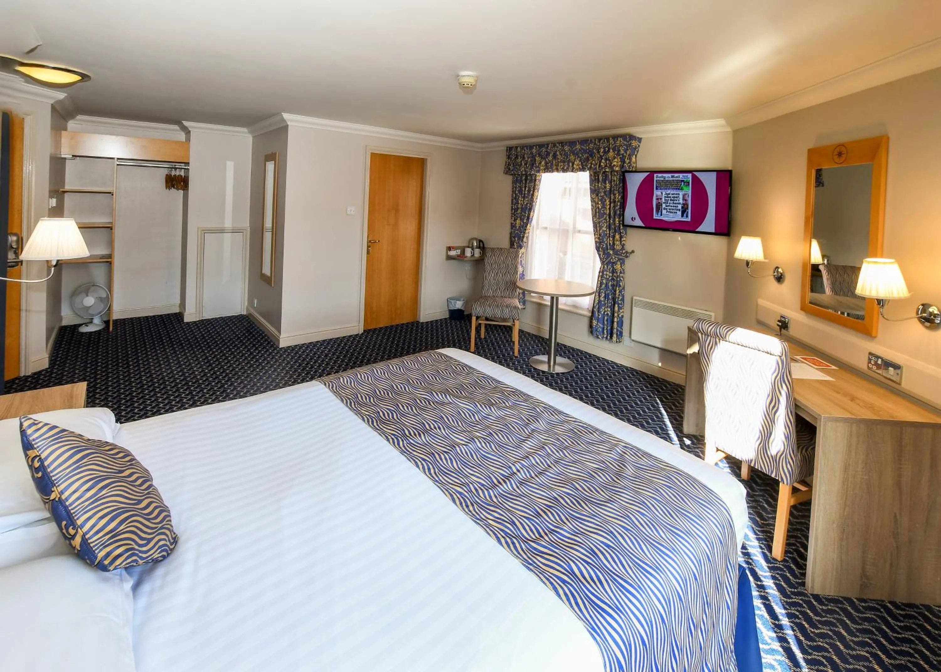 Bed in The Queens Hotel & Victoria Cloisters Apartments