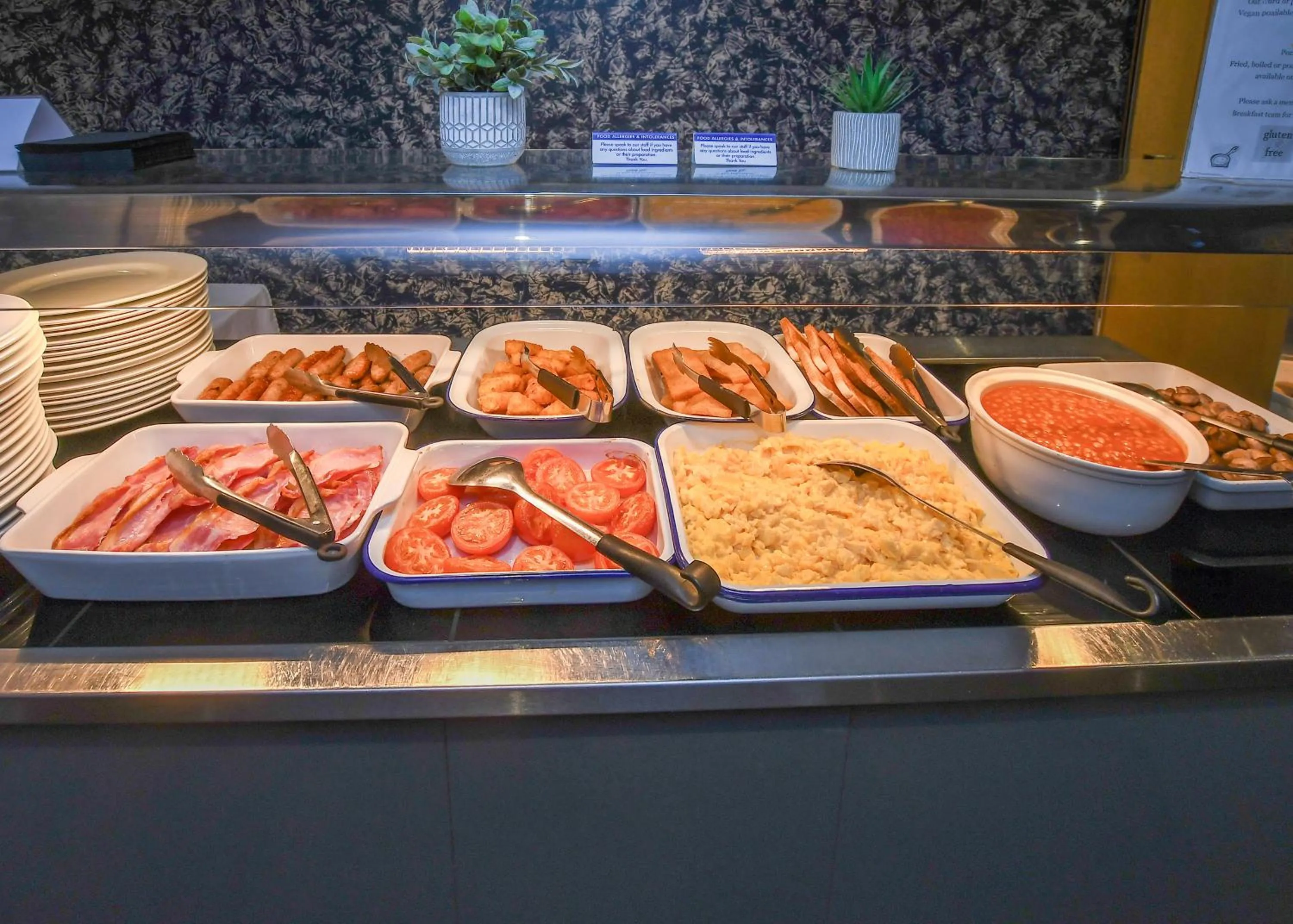 Food and drinks in The Queens Hotel & Victoria Cloisters Apartments