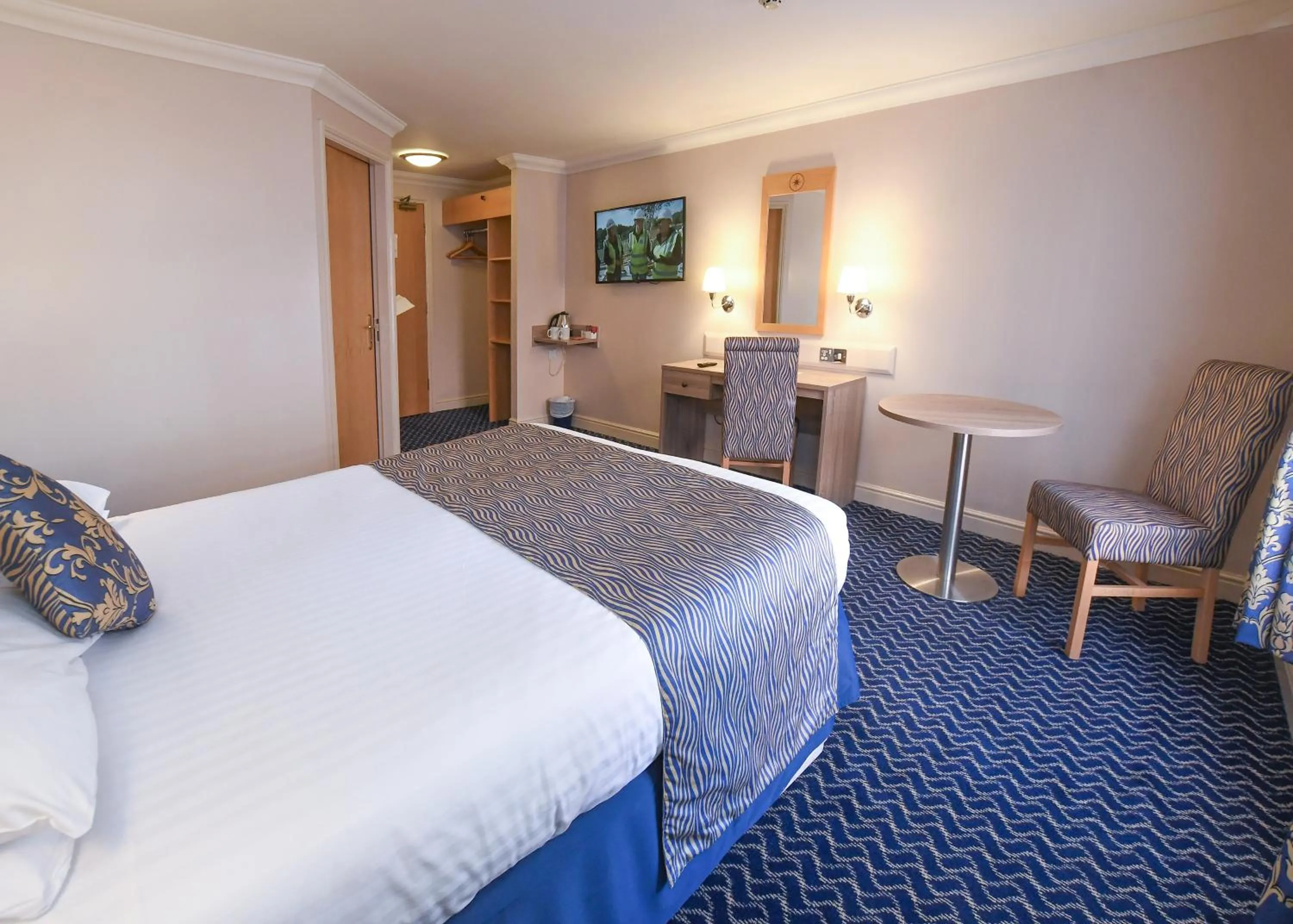 Bed in The Queens Hotel & Victoria Cloisters Apartments