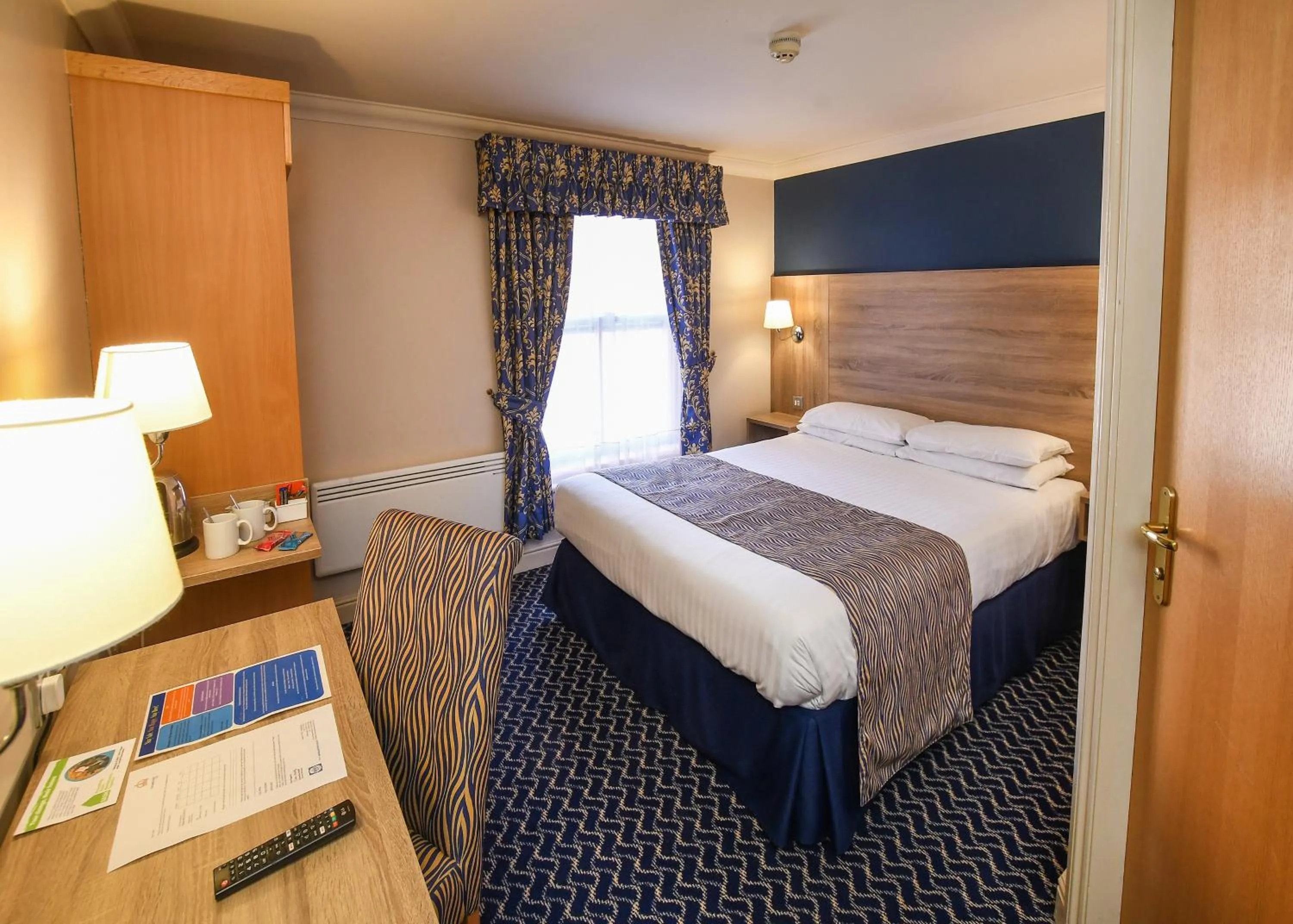 Bed in The Queens Hotel & Victoria Cloisters Apartments