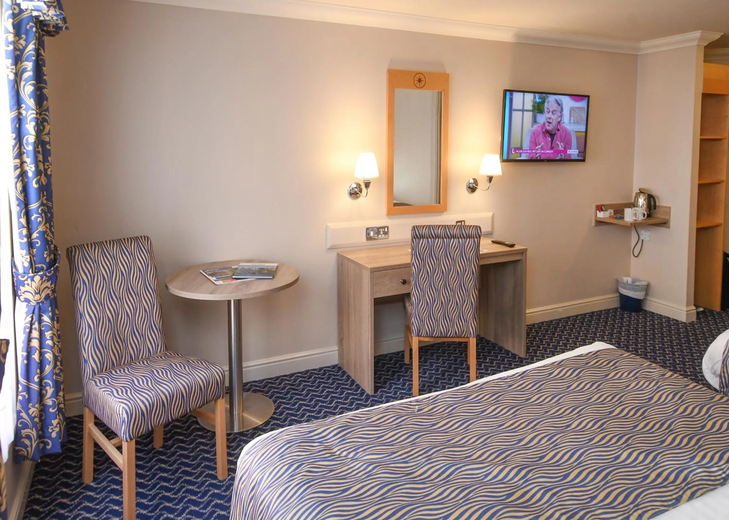 TV and multimedia, Bed in The Queens Hotel & Victoria Cloisters Apartments