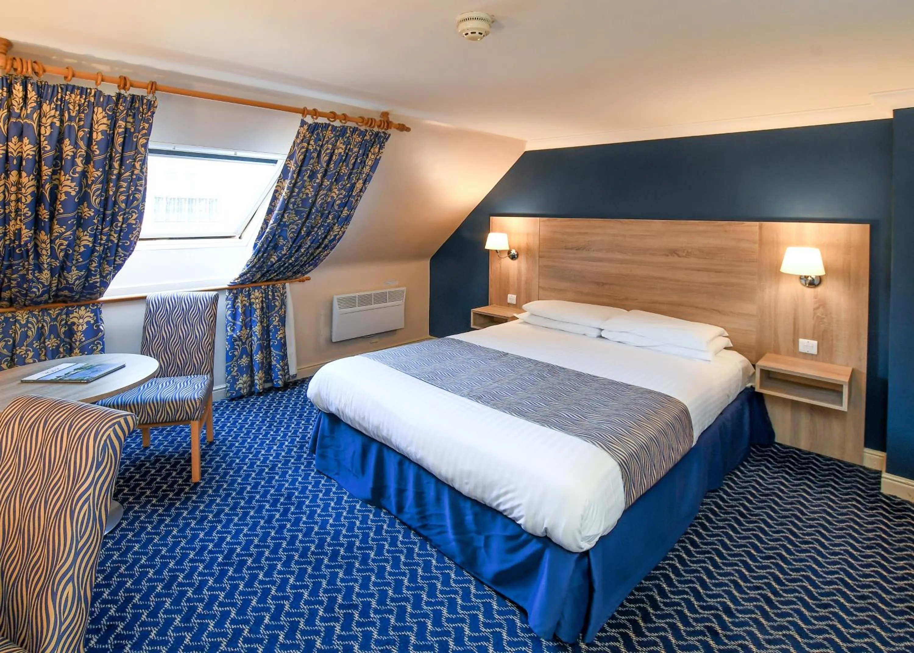 Bed in The Queens Hotel & Victoria Cloisters Apartments