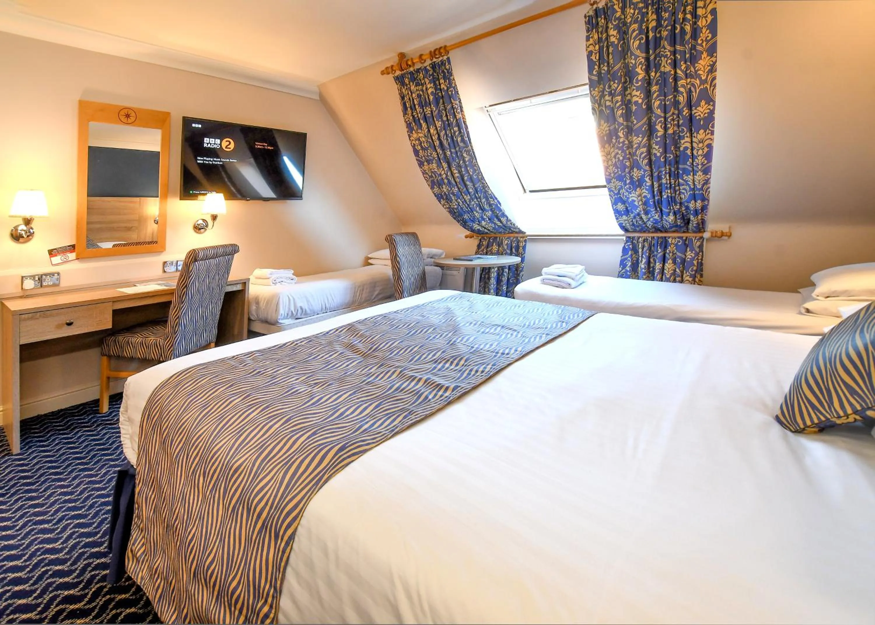 Bed in The Queens Hotel & Victoria Cloisters Apartments