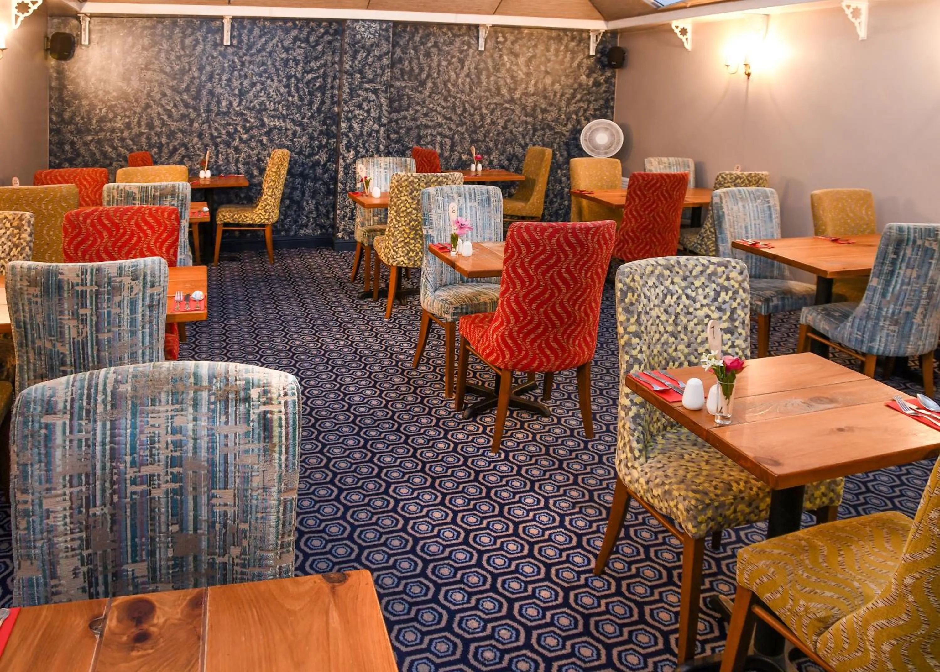 Restaurant/places to eat in The Queens Hotel & Victoria Cloisters Apartments