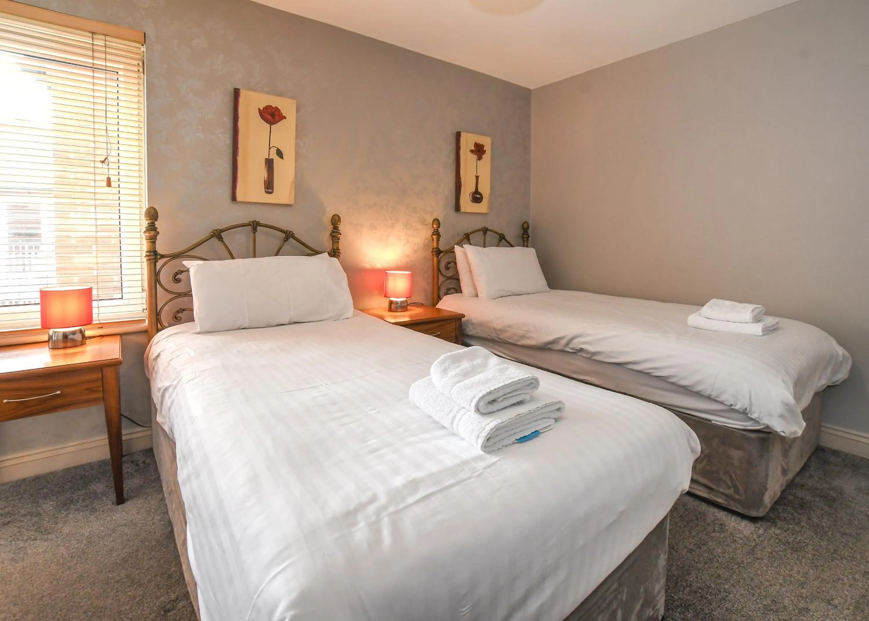 Bed in The Queens Hotel & Victoria Cloisters Apartments