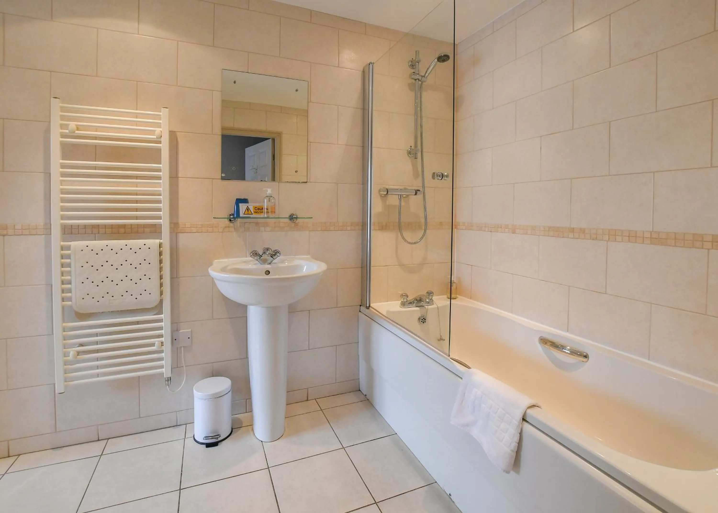 Shower in The Queens Hotel & Victoria Cloisters Apartments