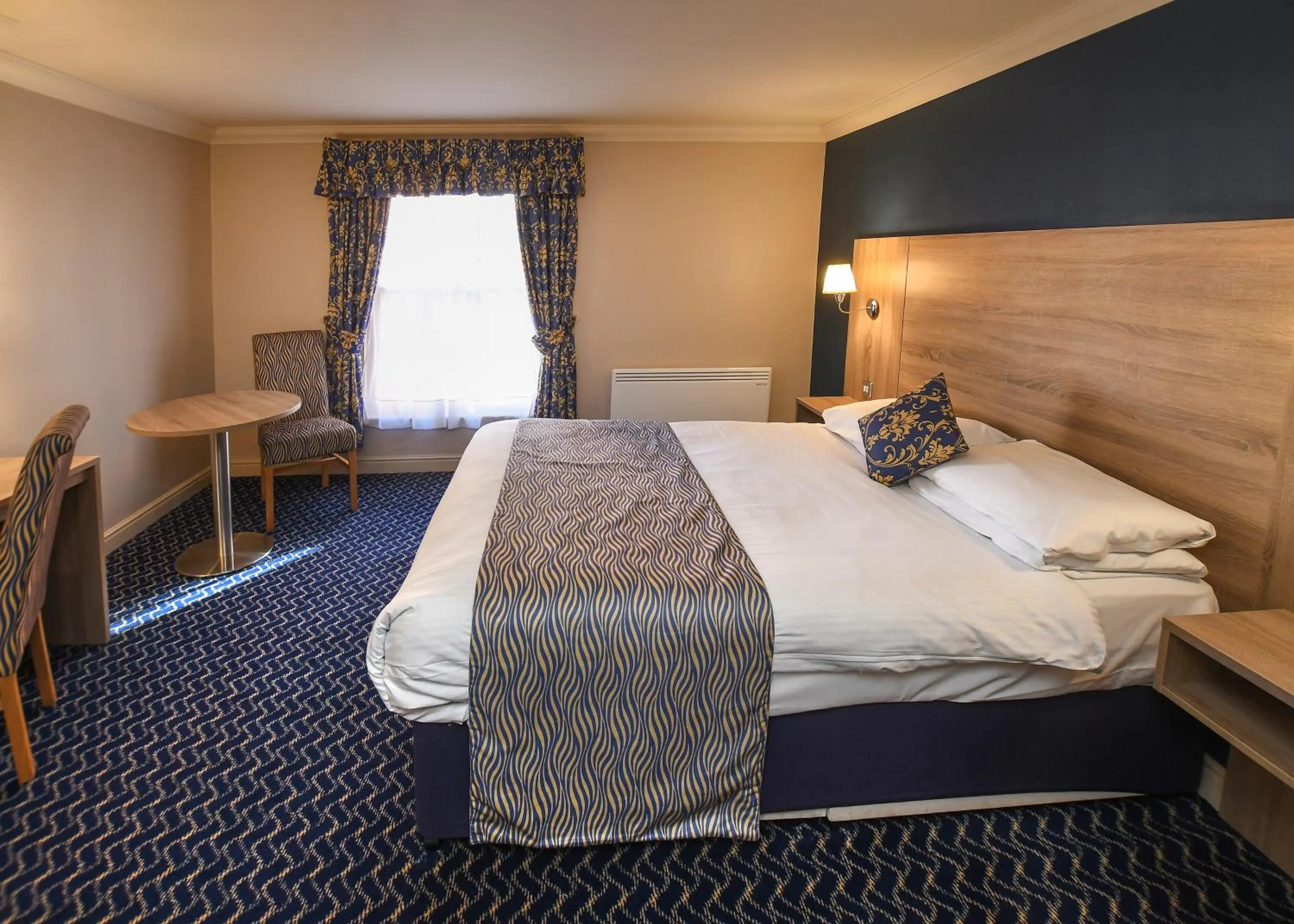 Bed in The Queens Hotel & Victoria Cloisters Apartments