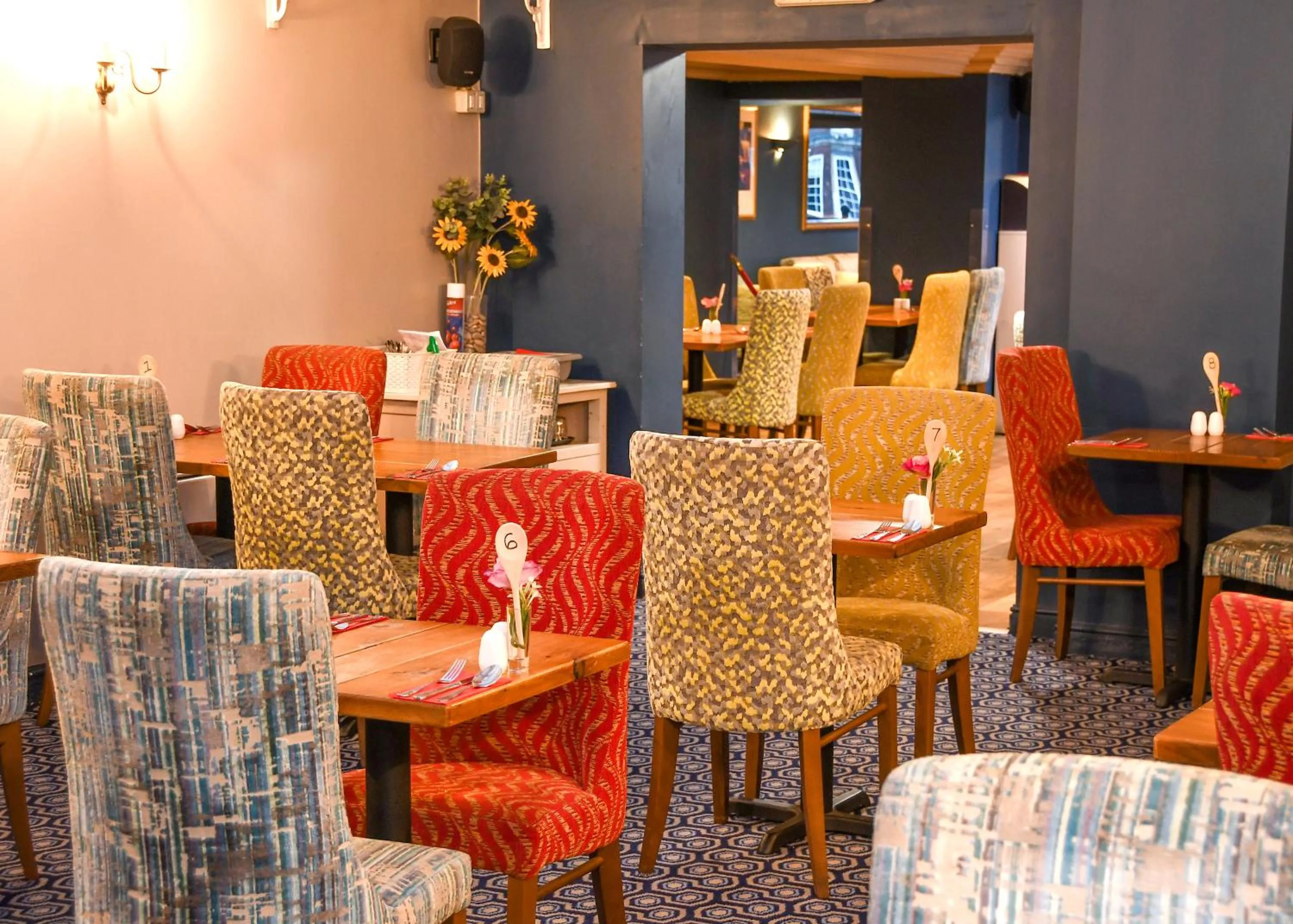 Restaurant/places to eat in The Queens Hotel & Victoria Cloisters Apartments