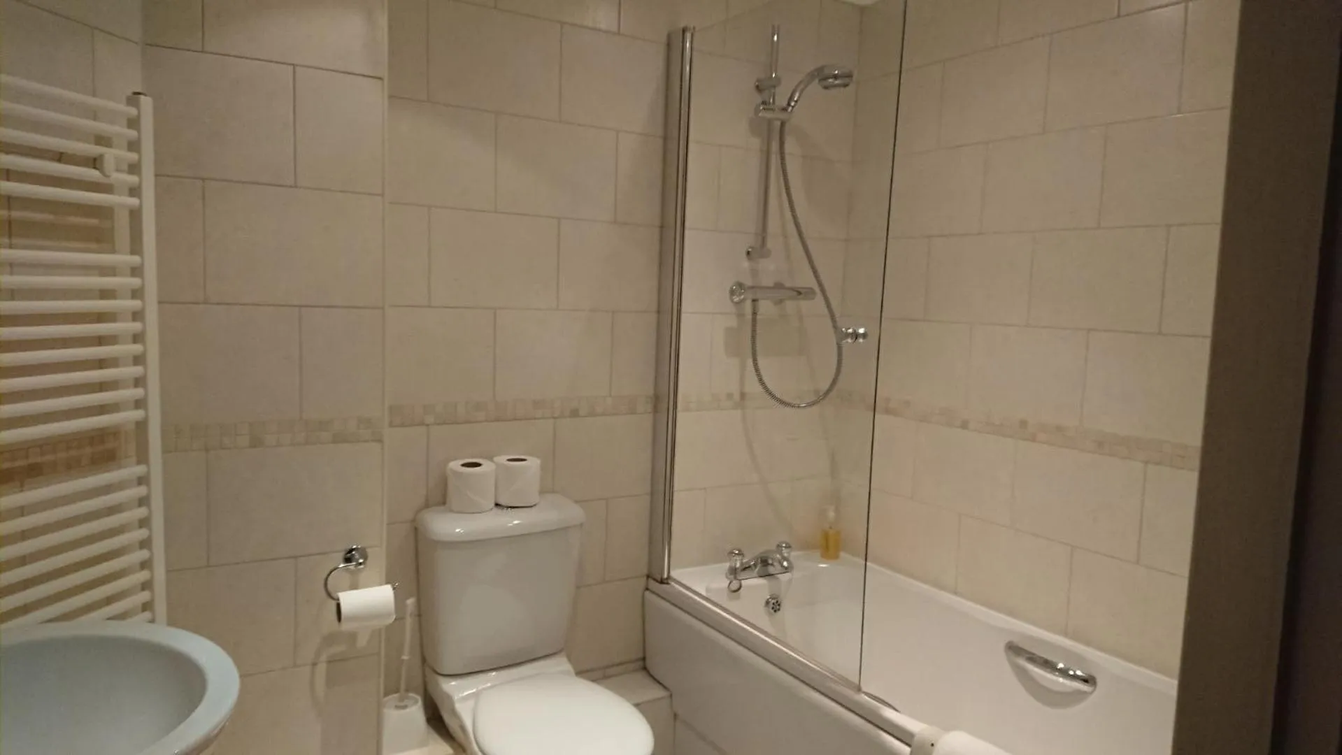 Bathroom in The Queens Hotel & Victoria Cloisters Apartments