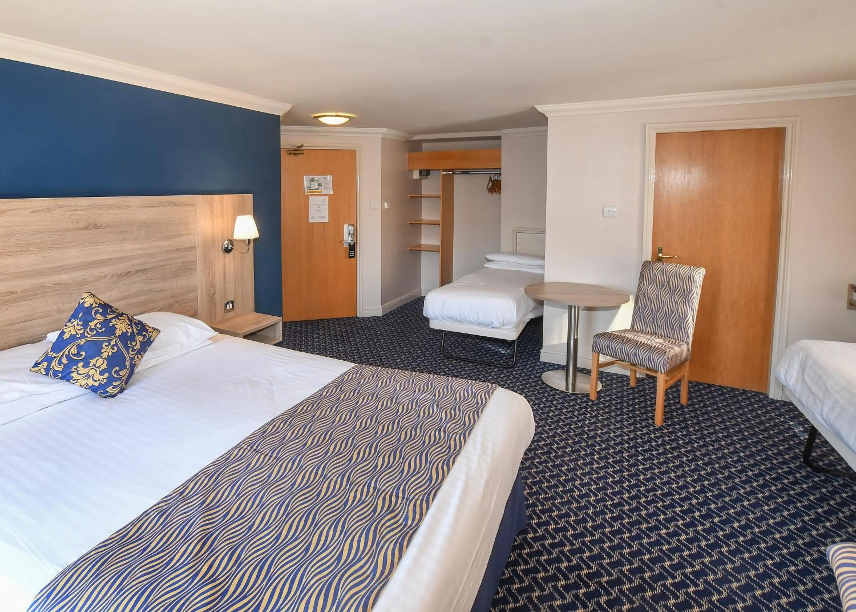 Bed in The Queens Hotel & Victoria Cloisters Apartments