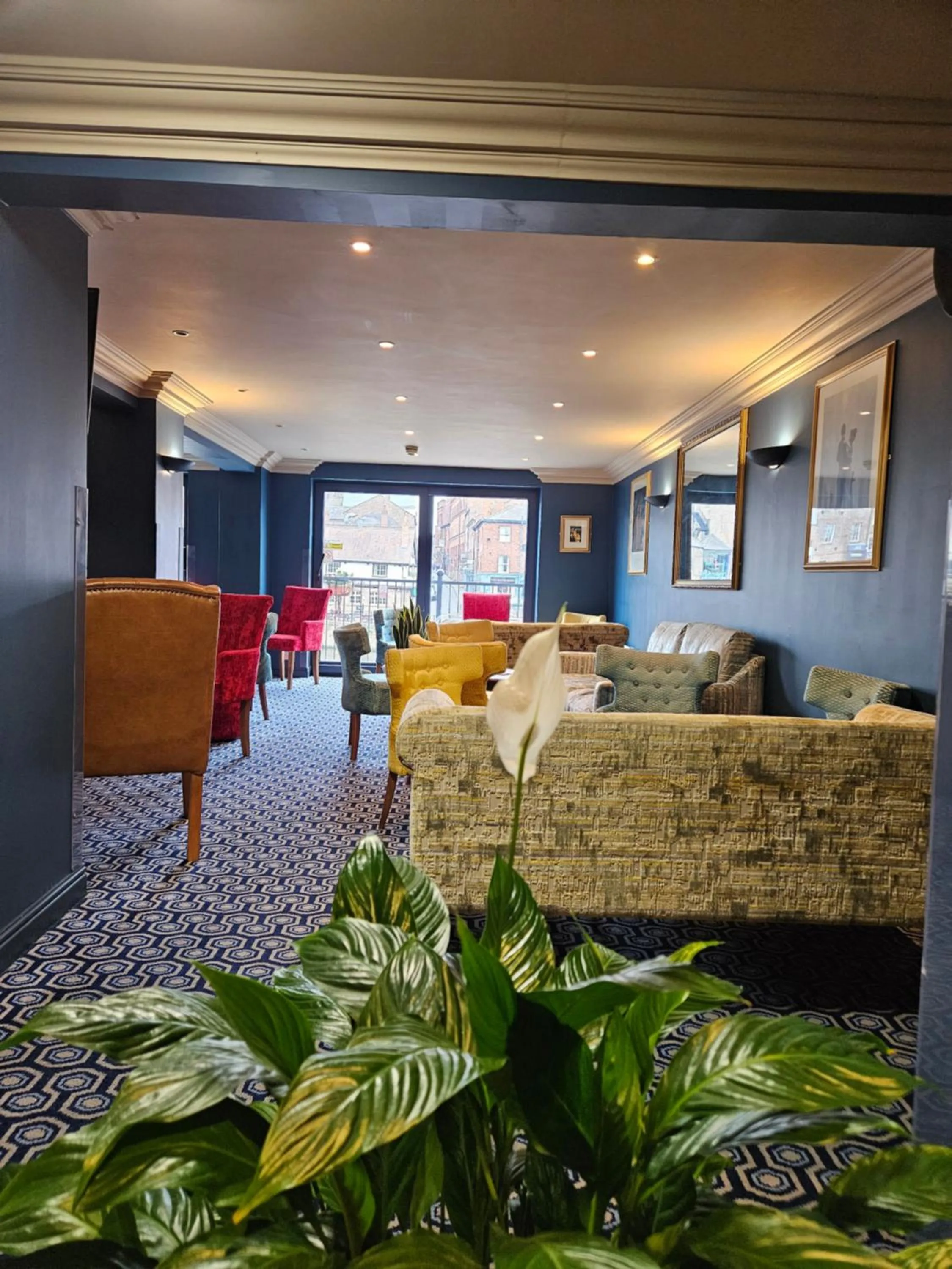 Lounge or bar in The Queens Hotel & Victoria Cloisters Apartments