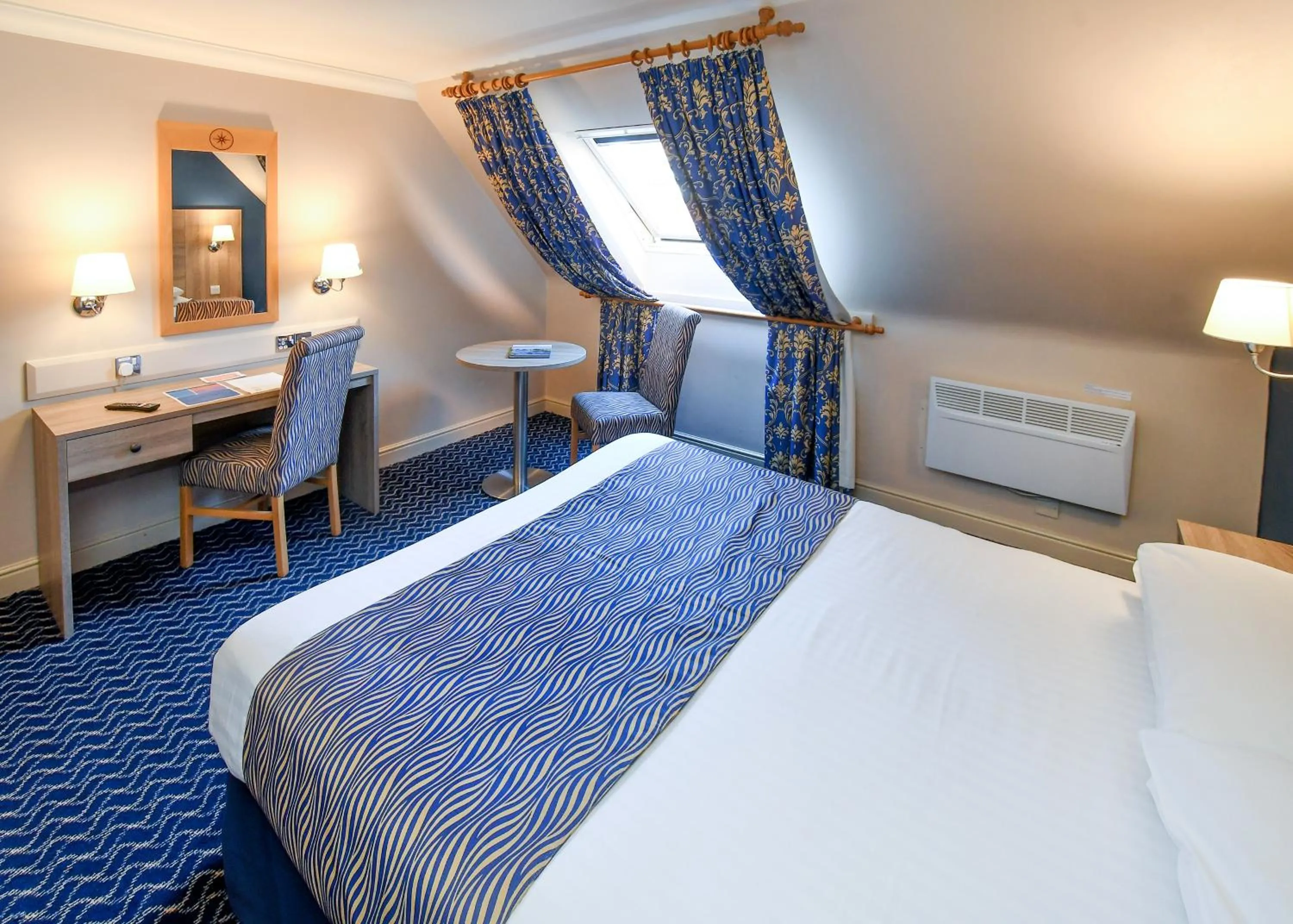 Bed in The Queens Hotel & Victoria Cloisters Apartments