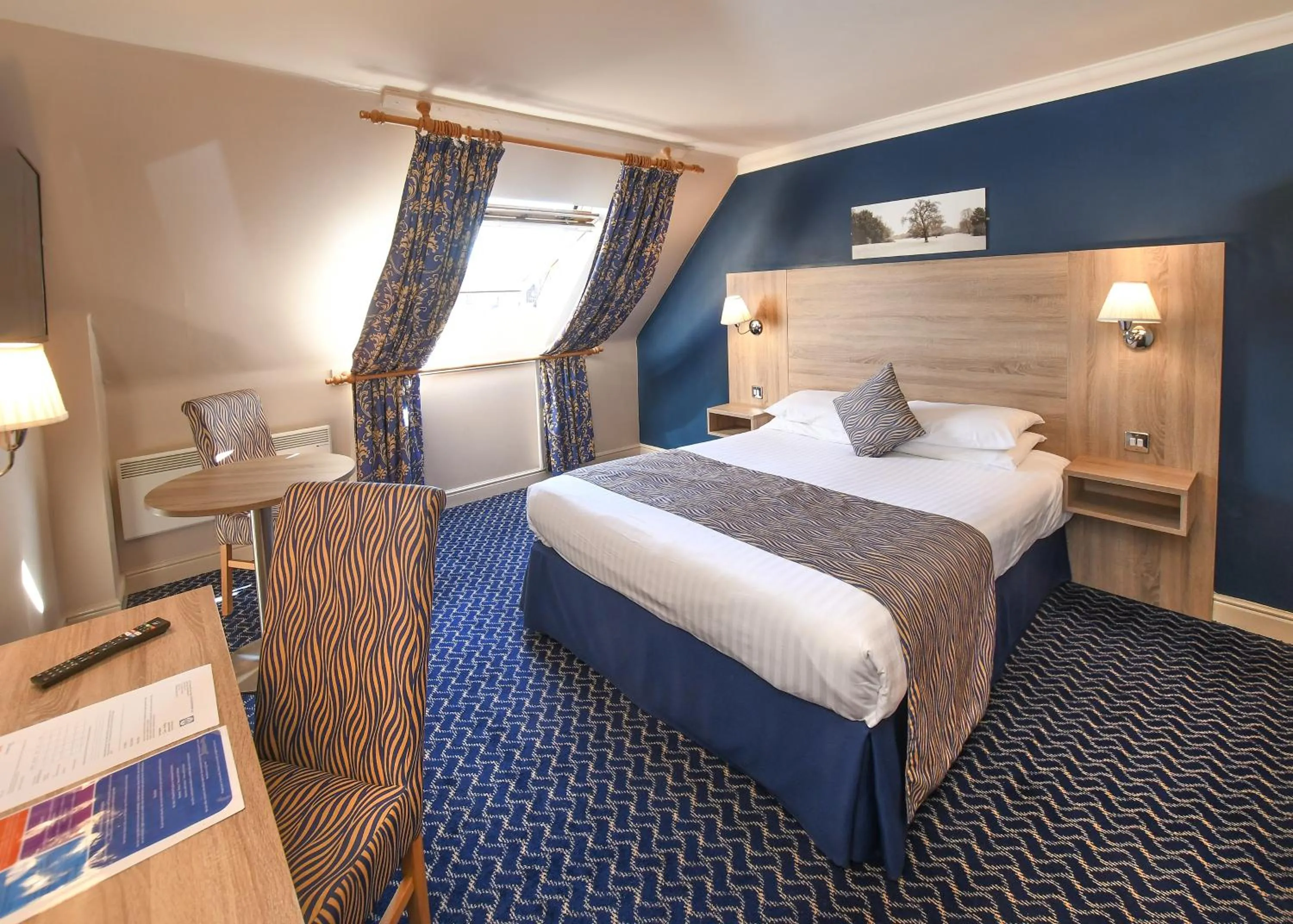 Bed in The Queens Hotel & Victoria Cloisters Apartments