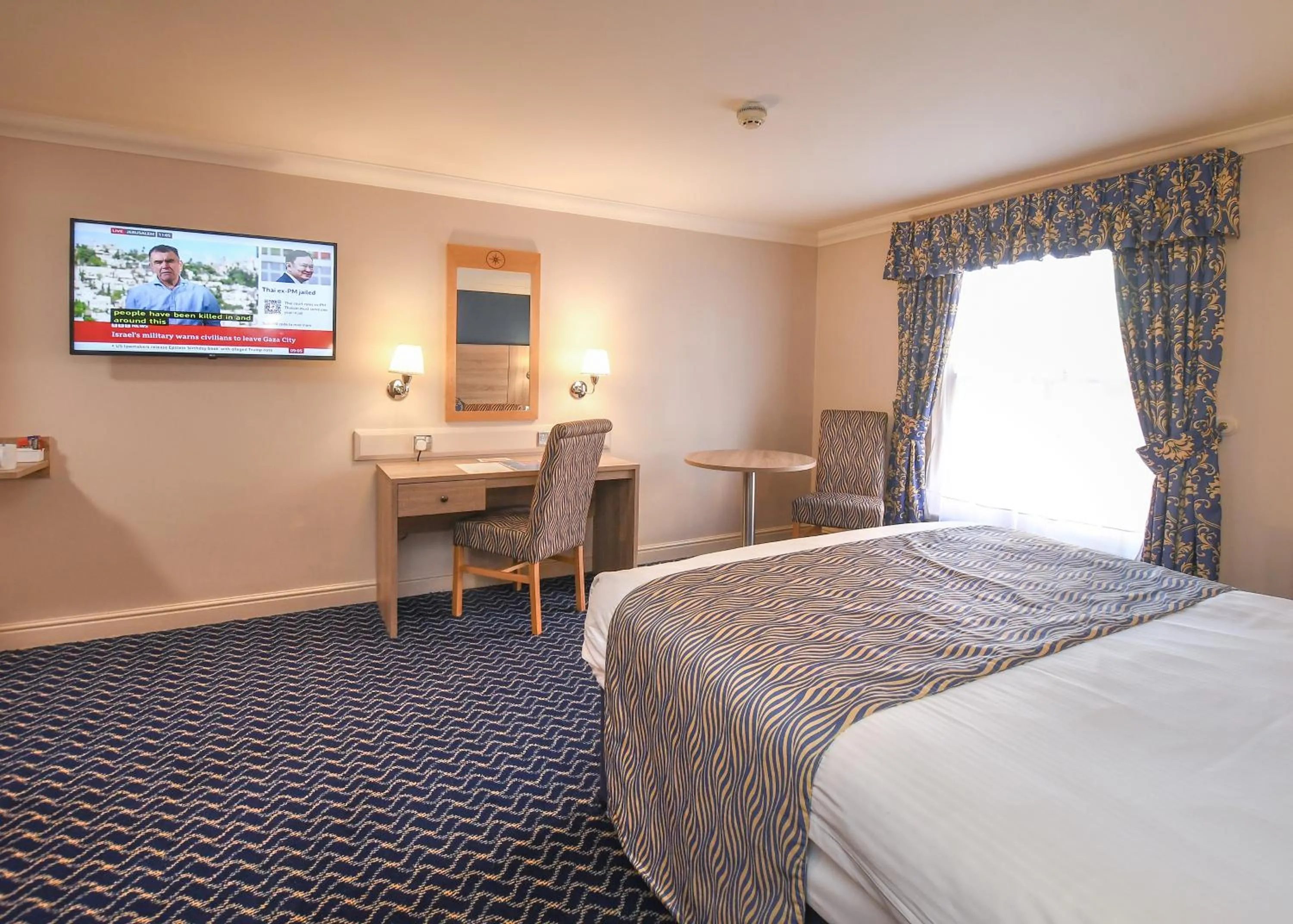 Bed in The Queens Hotel & Victoria Cloisters Apartments