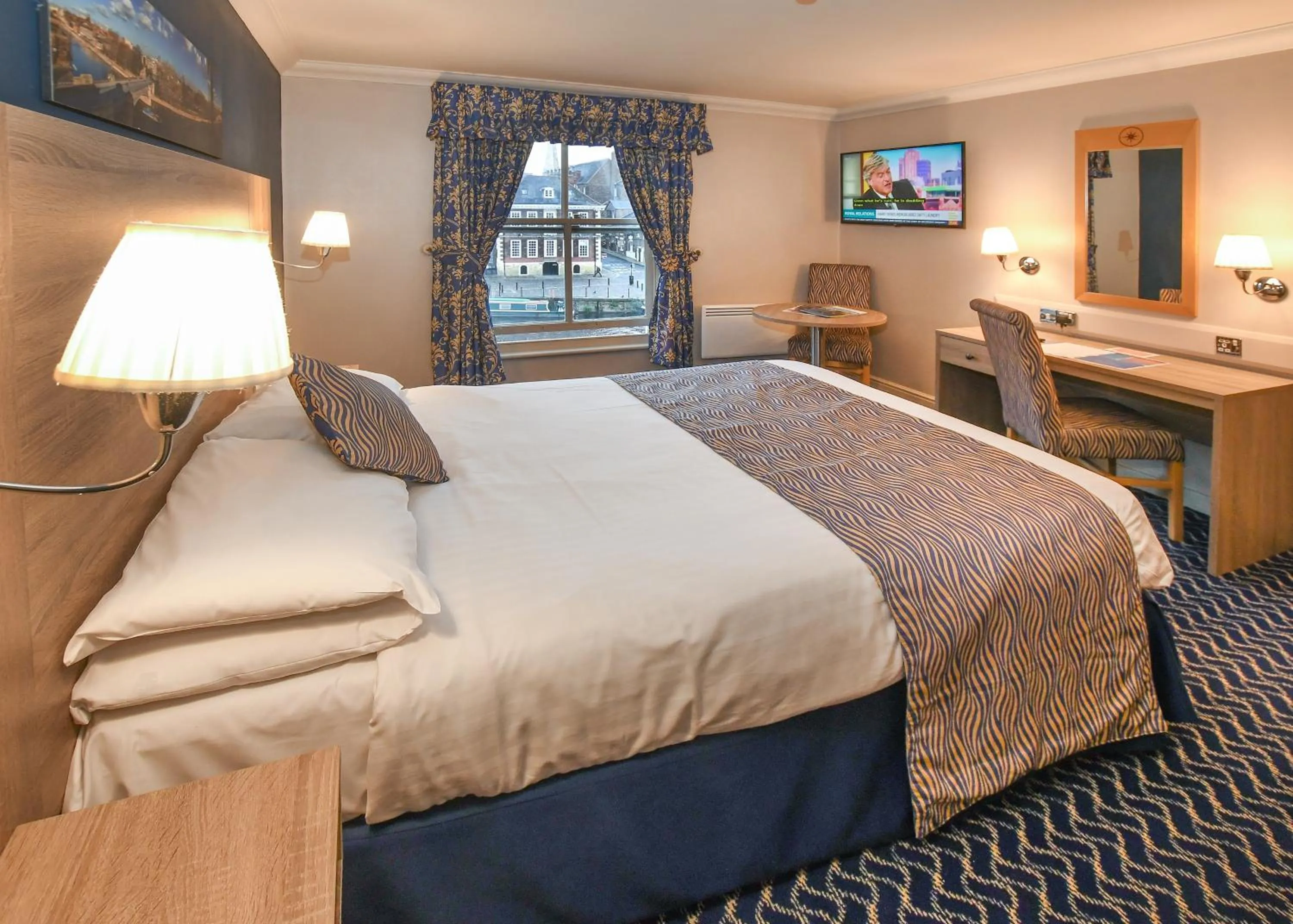 Bed in The Queens Hotel & Victoria Cloisters Apartments