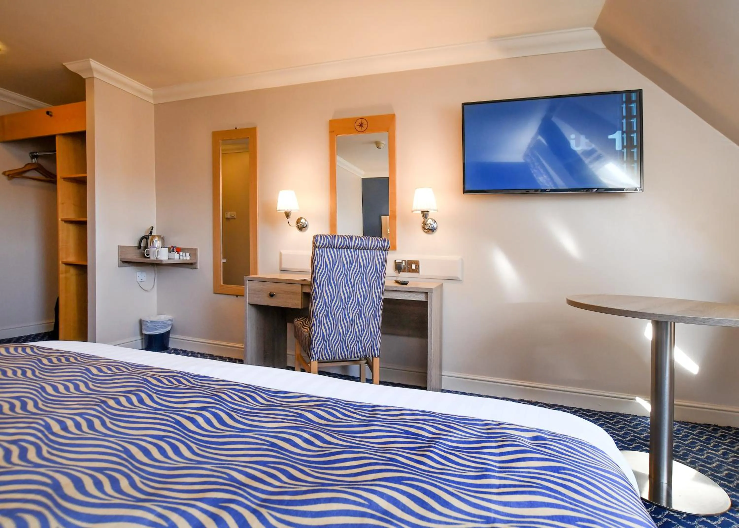 Bed in The Queens Hotel & Victoria Cloisters Apartments