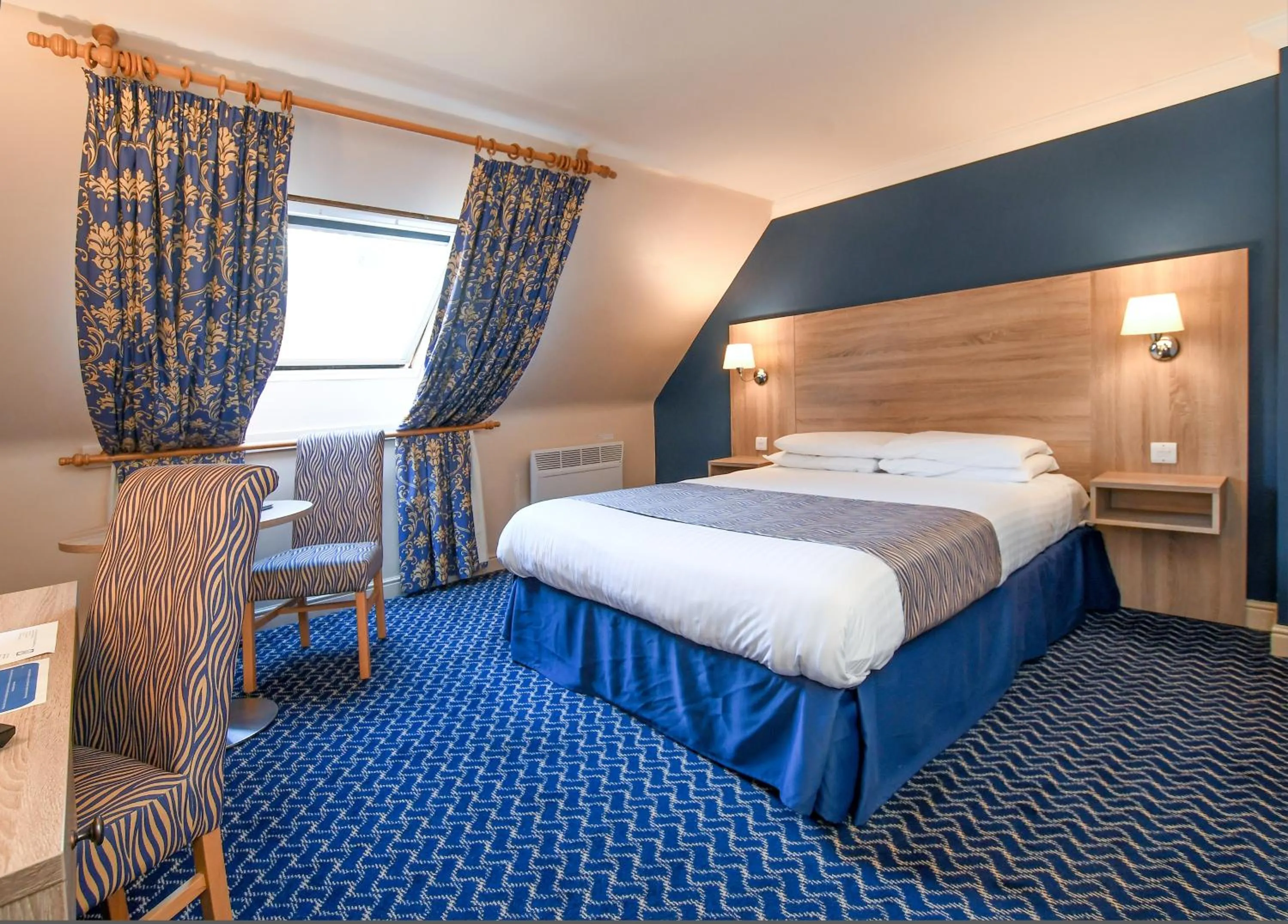 Bed in The Queens Hotel & Victoria Cloisters Apartments