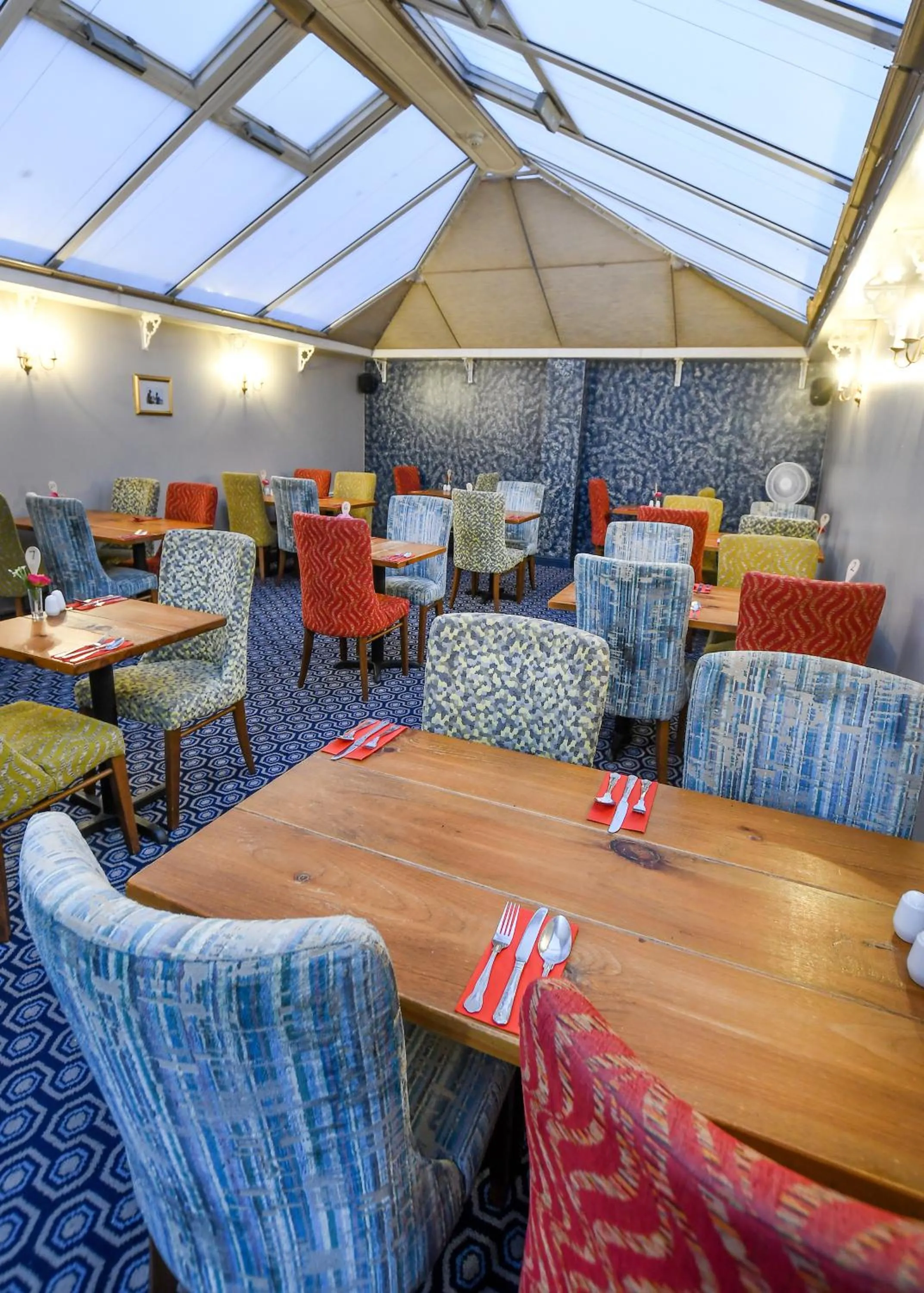 Restaurant/places to eat in The Queens Hotel & Victoria Cloisters Apartments