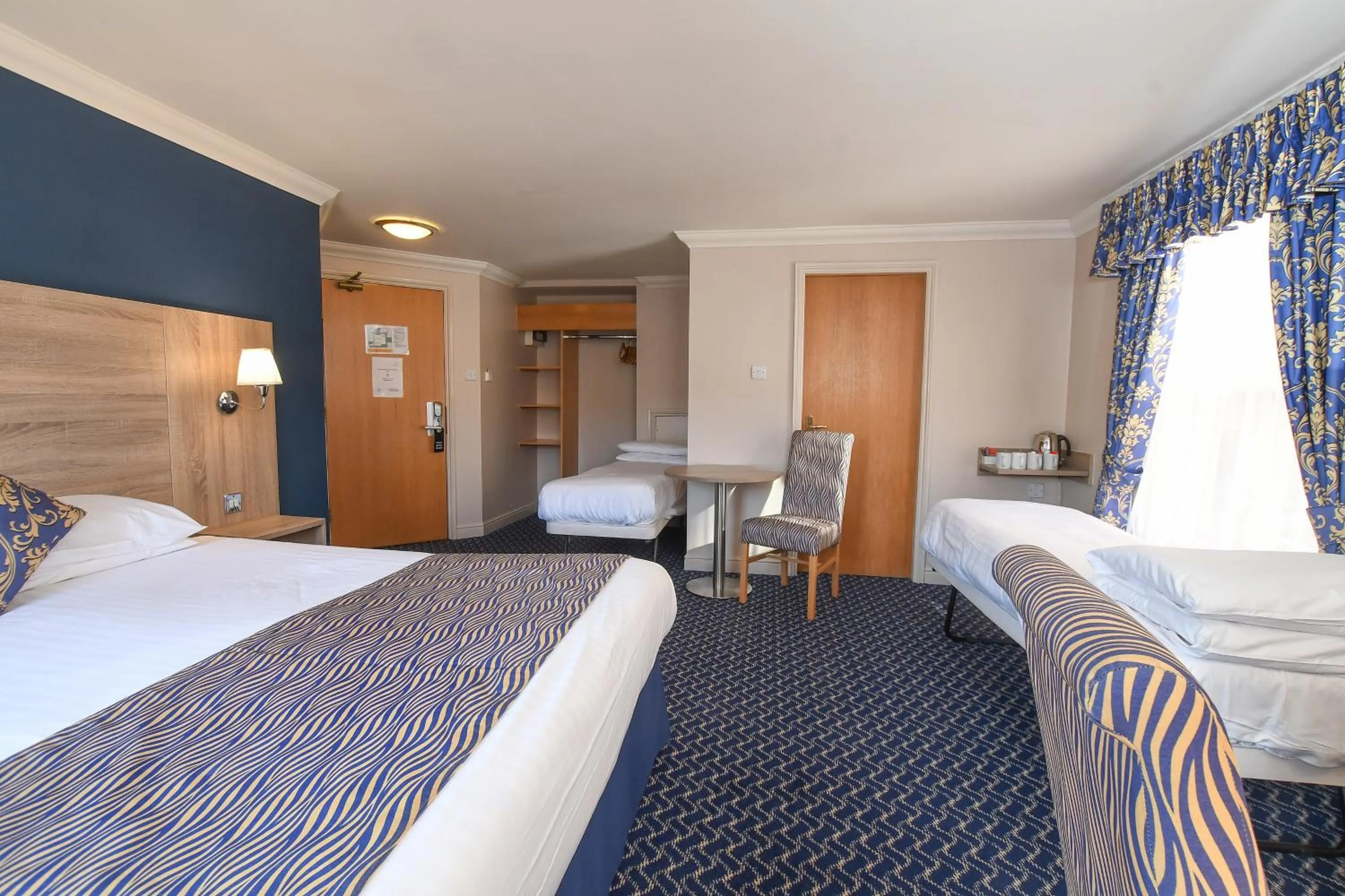 Bed in The Queens Hotel & Victoria Cloisters Apartments