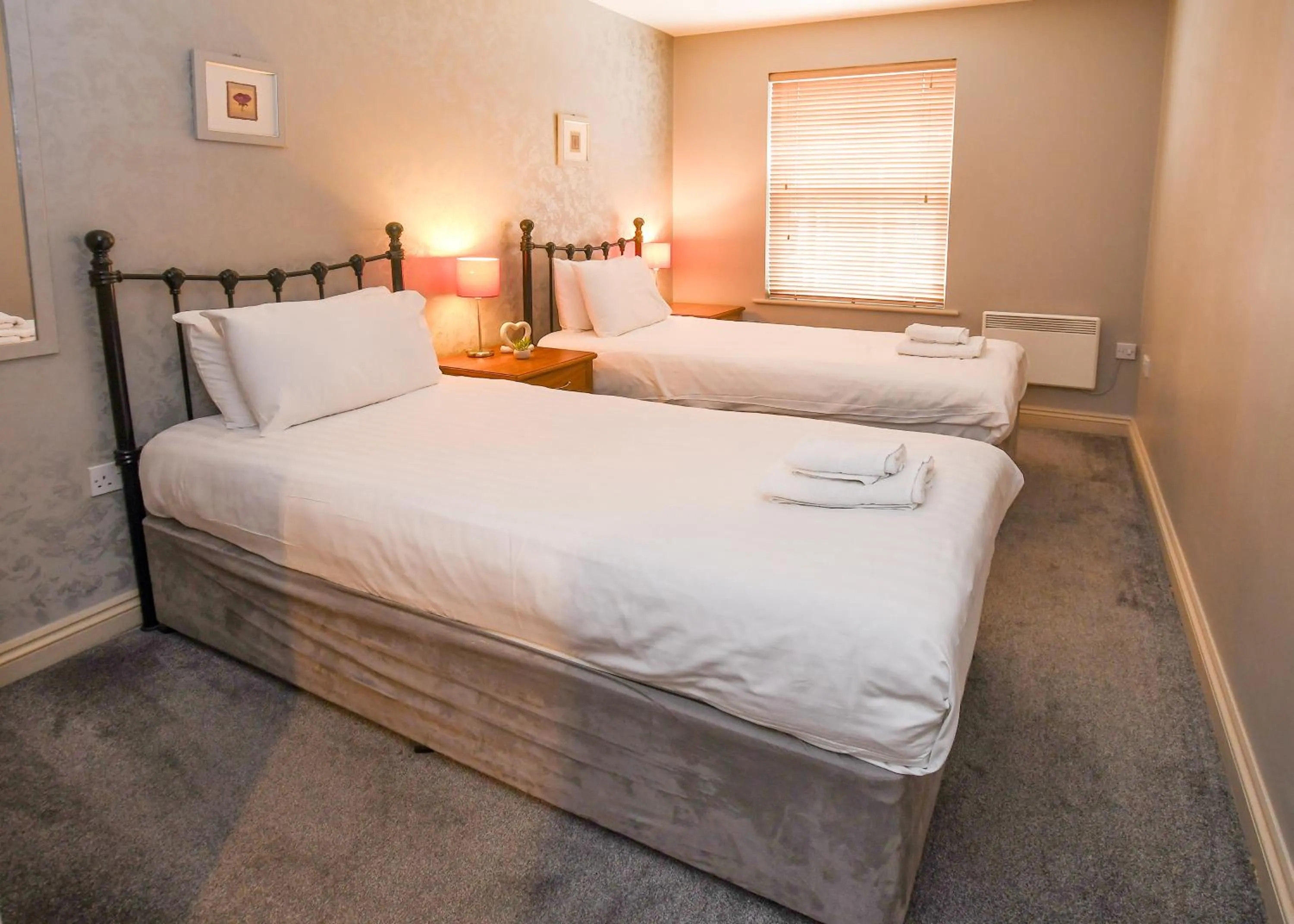 Bedroom, Bed in The Queens Hotel & Victoria Cloisters Apartments