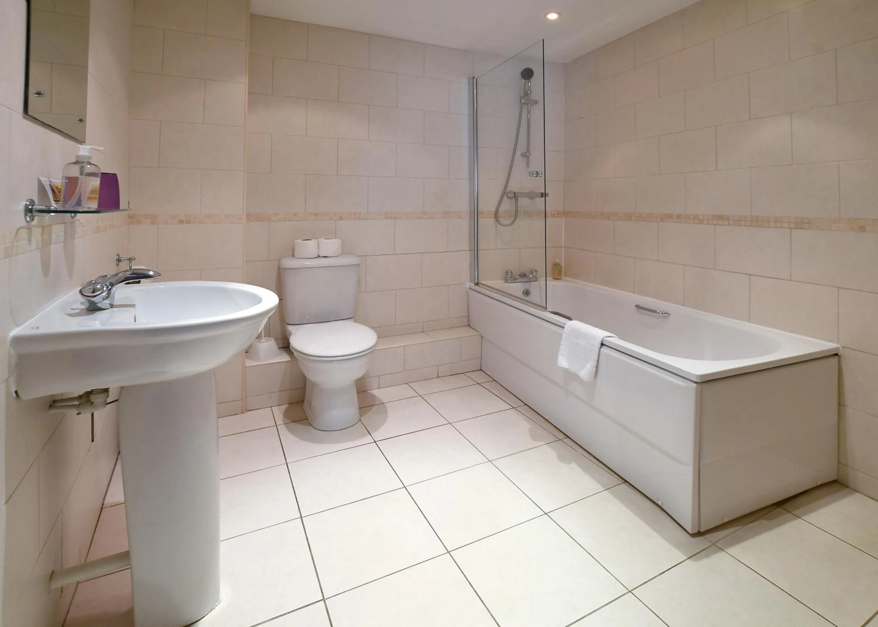 Bathroom in The Queens Hotel & Victoria Cloisters Apartments