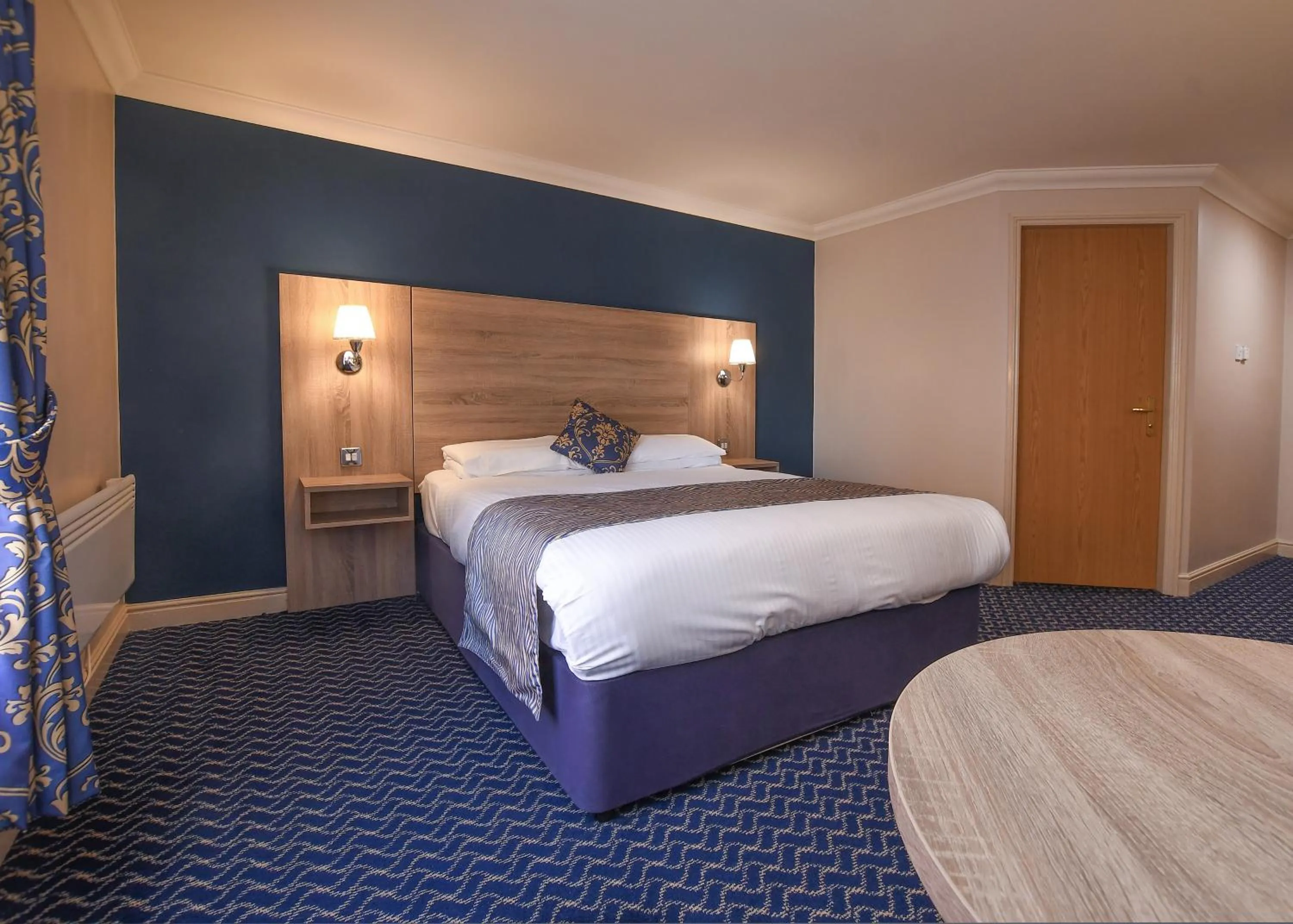 Bed in The Queens Hotel & Victoria Cloisters Apartments